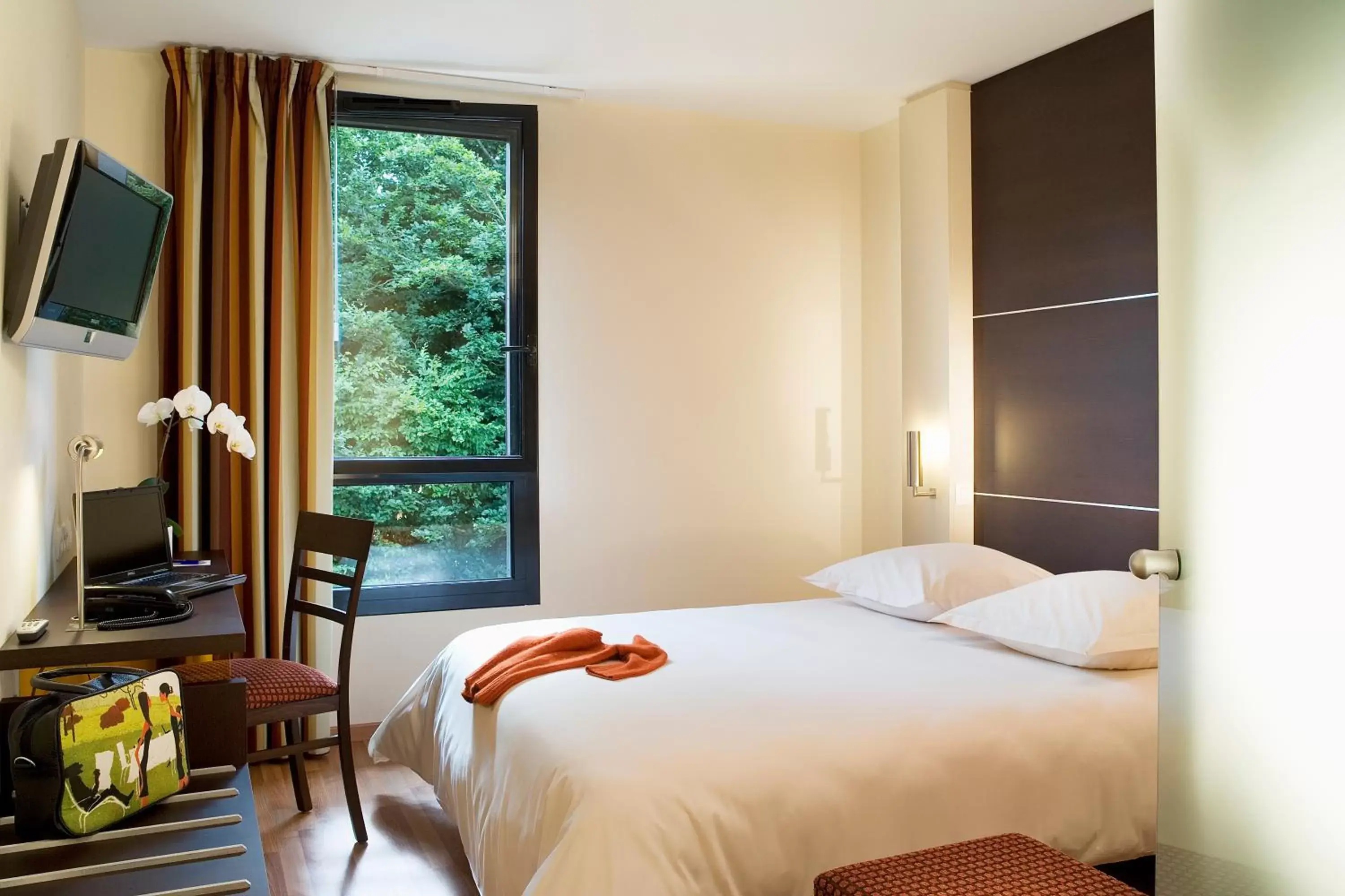 Photo of the whole room, Bed in Escale Oceania Rennes Cap Malo