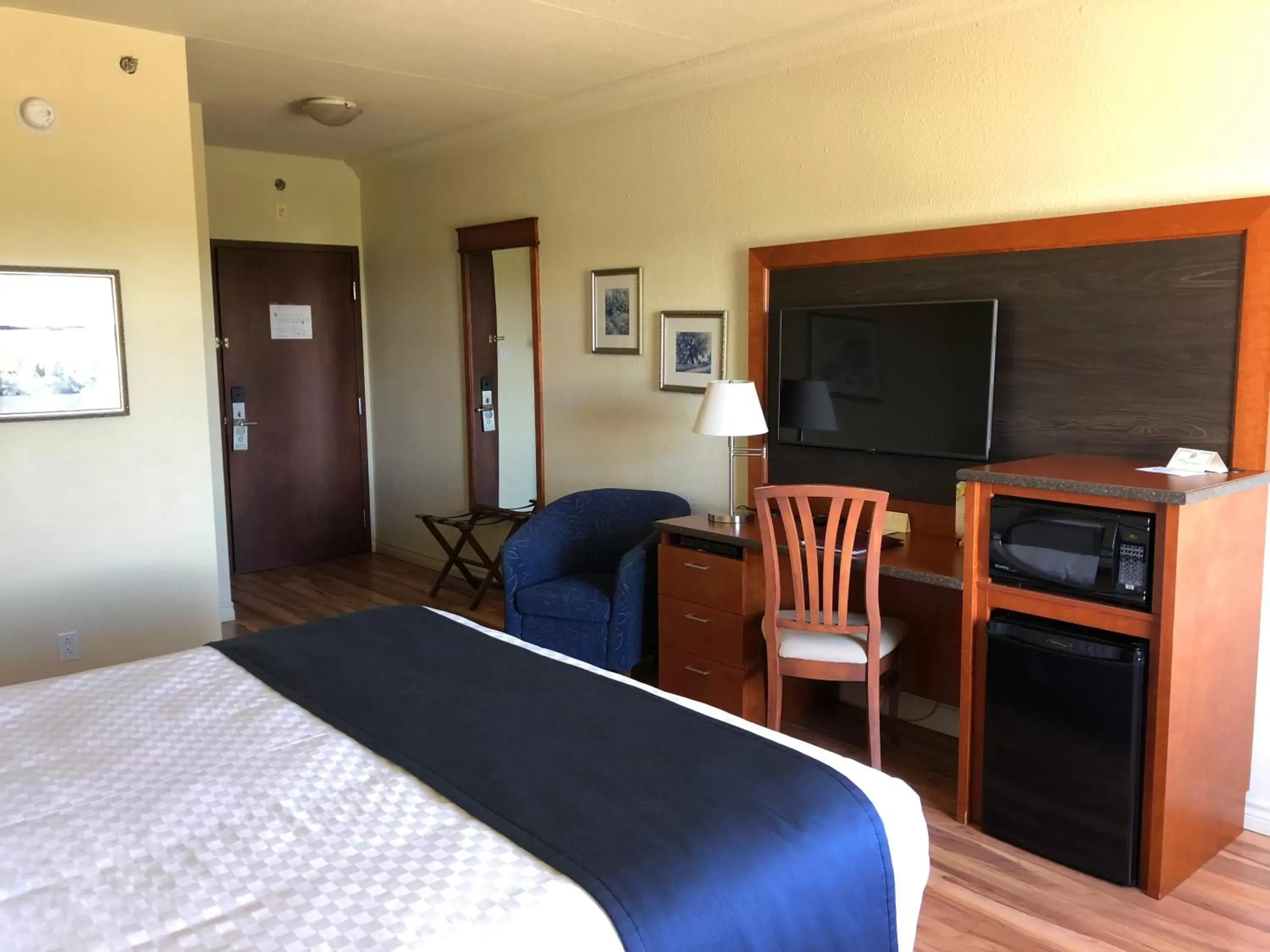 Photo of the whole room, TV/Entertainment Center in Hotel L'Oie des neiges