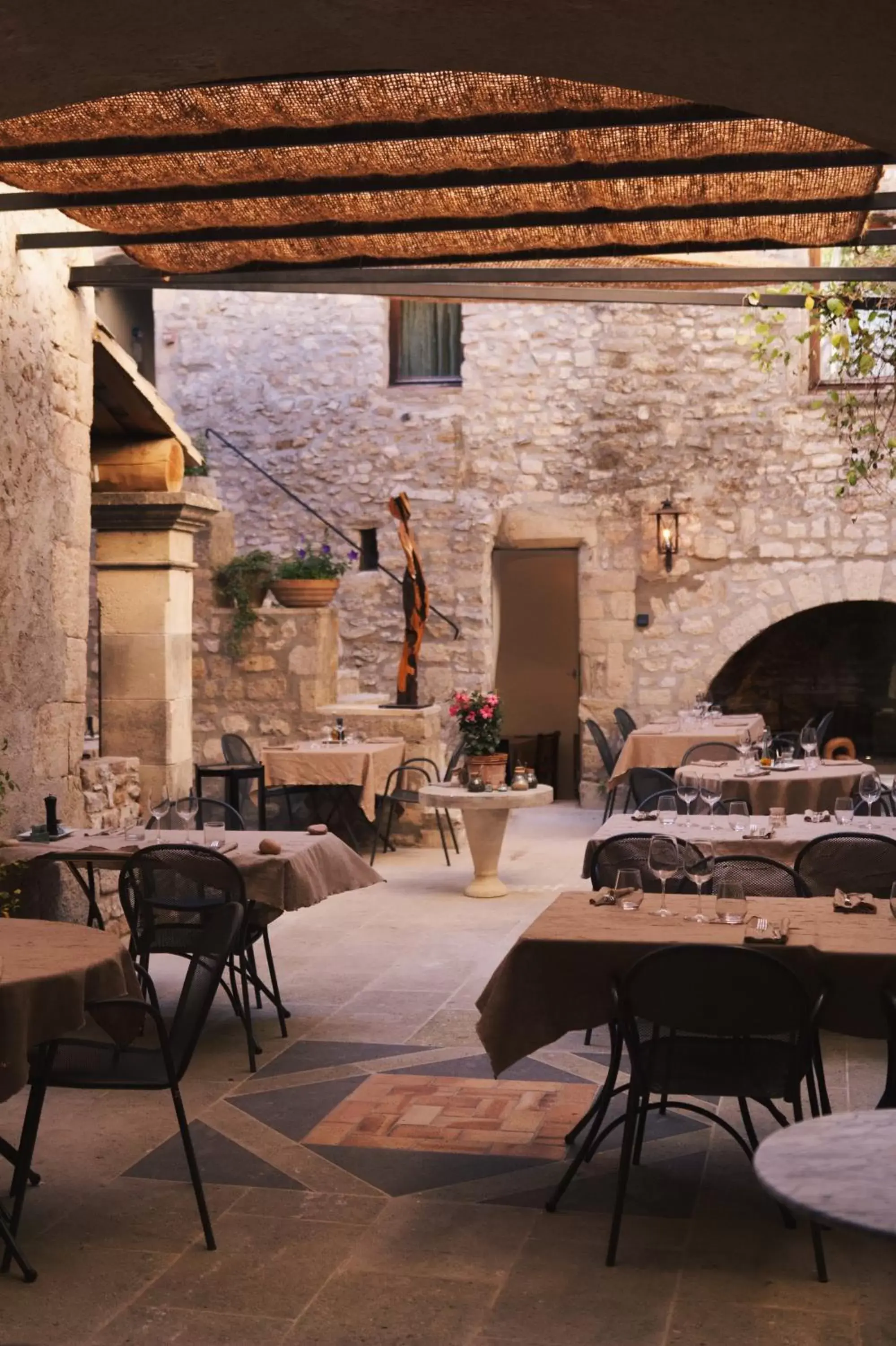 Restaurant/Places to Eat in Hôtel la Fête en Provence