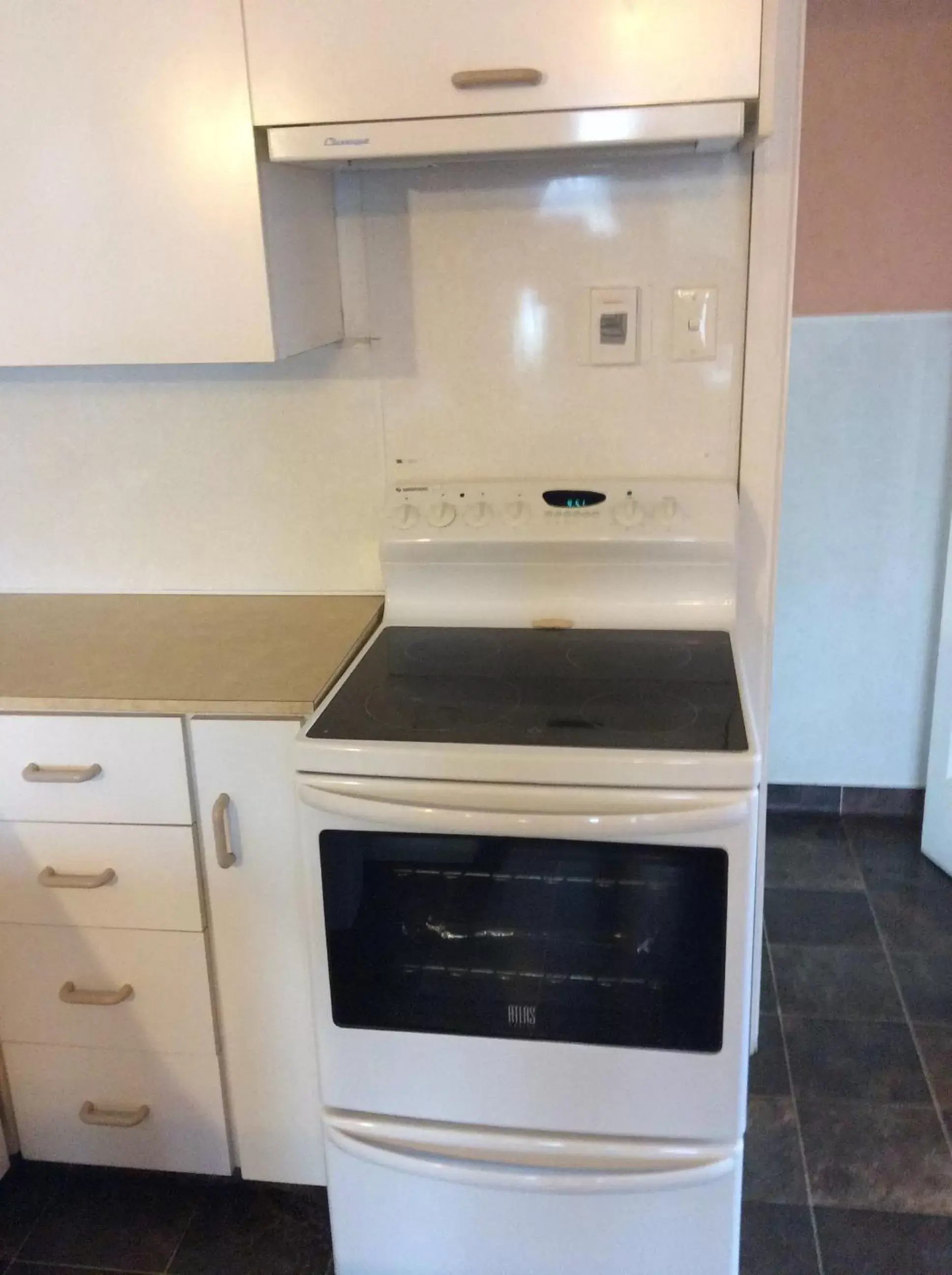 Kitchen or kitchenette, Kitchen/Kitchenette in Belle Bonne Motel