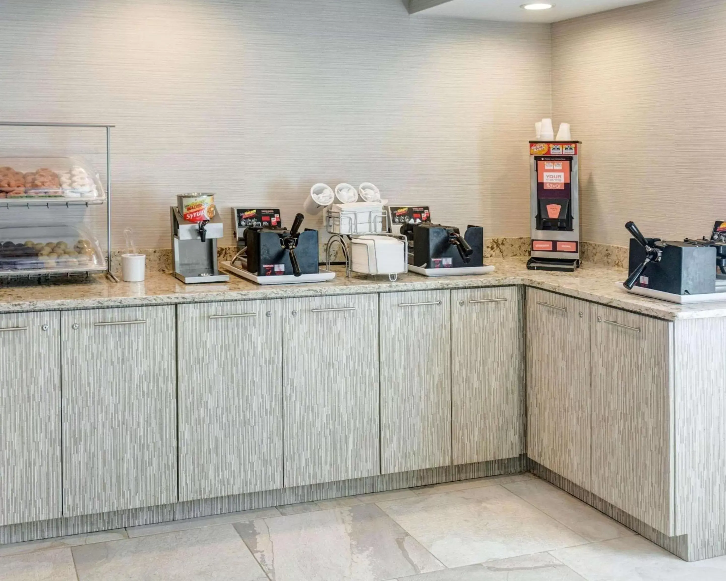 Restaurant/places to eat, Kitchen/Kitchenette in Comfort Inn Williamsburg Gateway