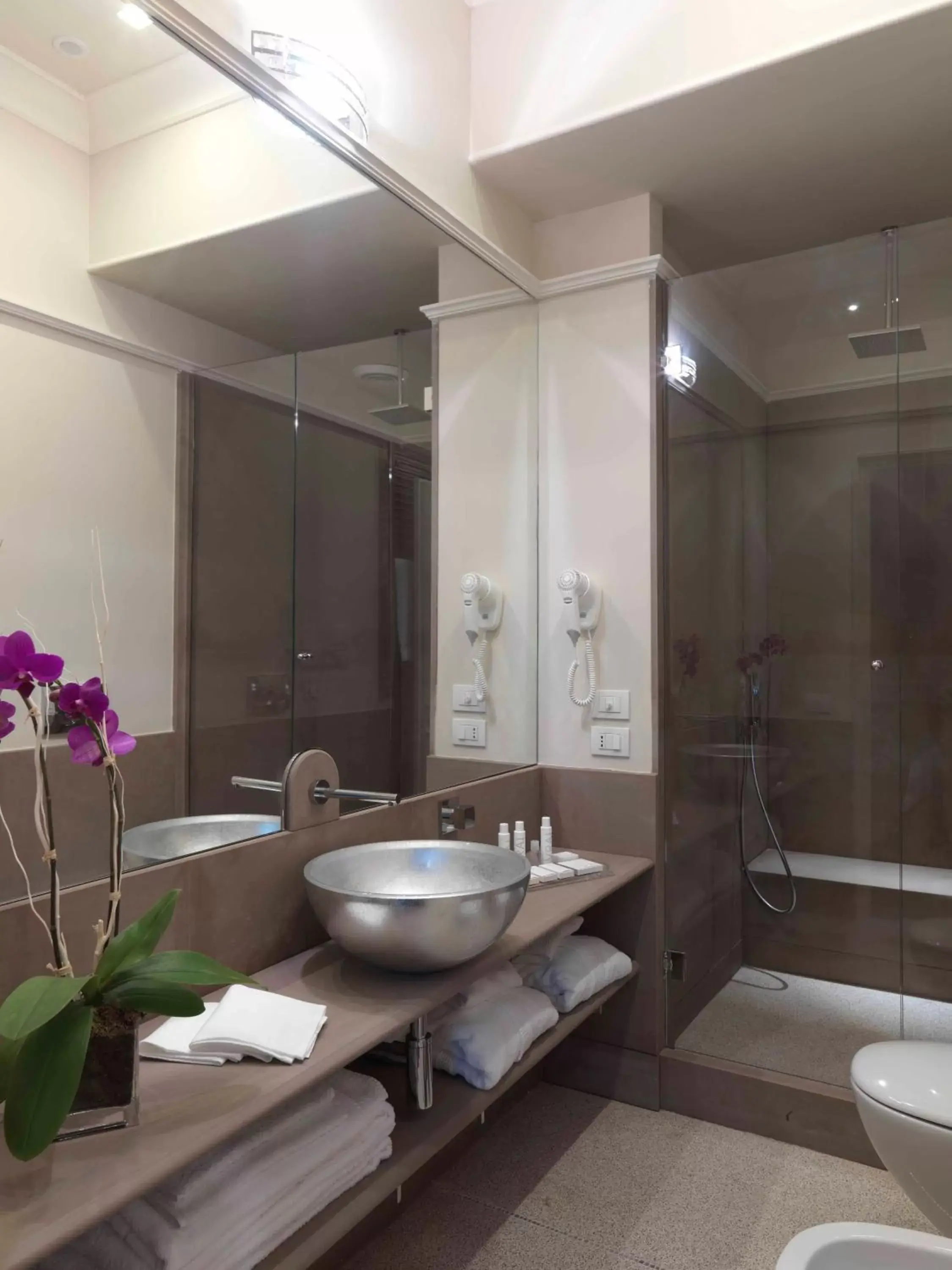 Shower, Bathroom in Brunelleschi Hotel