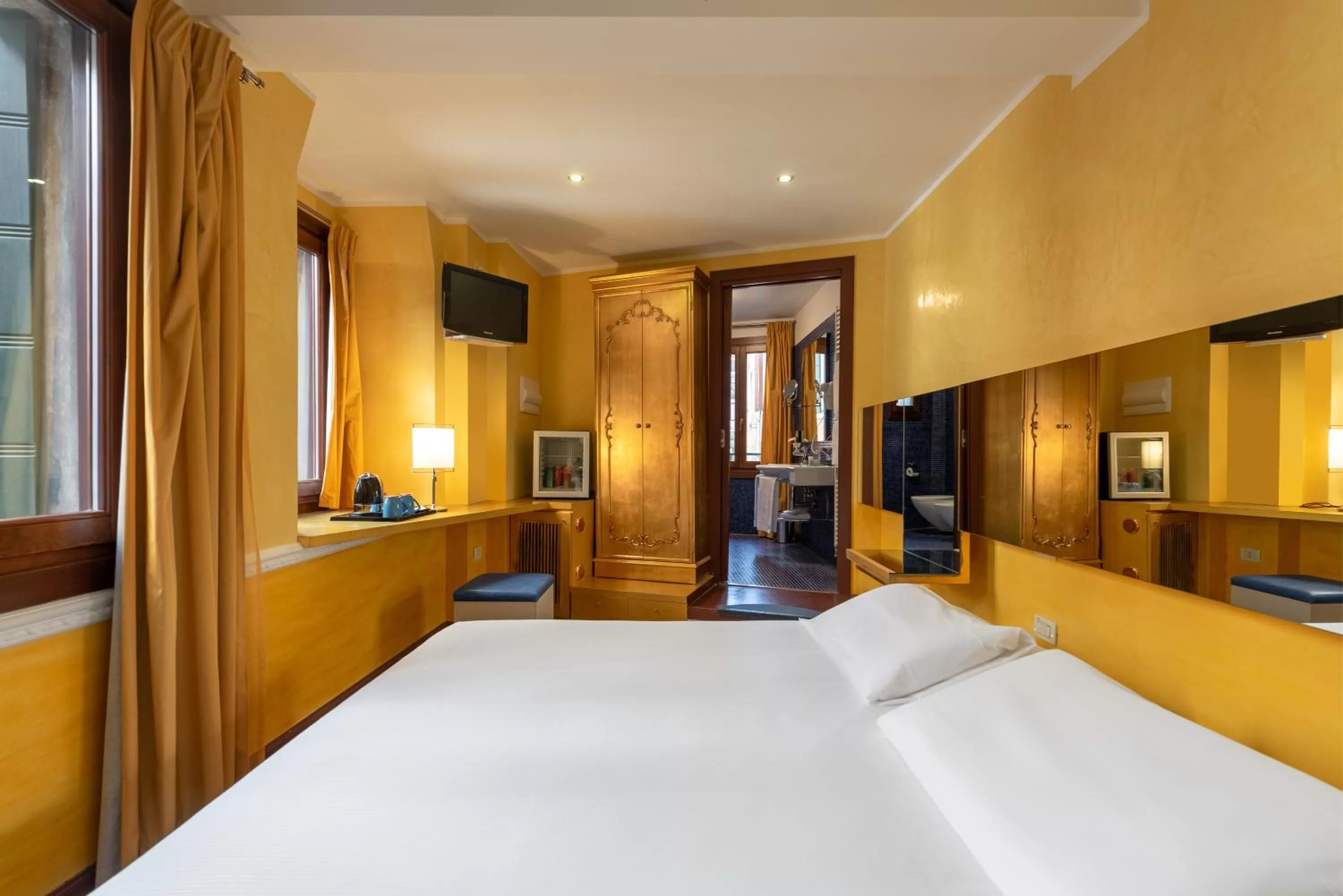 Photo of the whole room, Bed in Sogno di Giulietta e Romeo