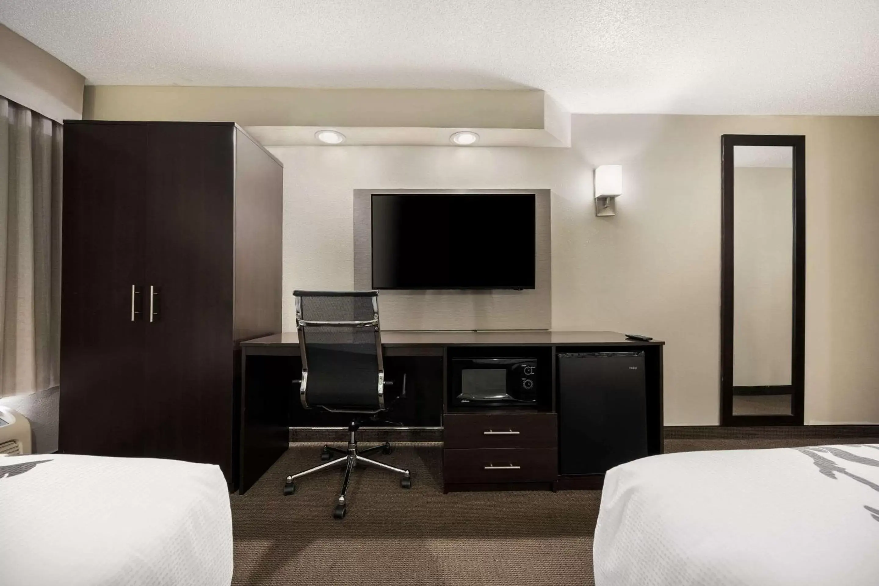 TV and multimedia, TV/Entertainment Center in Sleep Inn Athens I-65