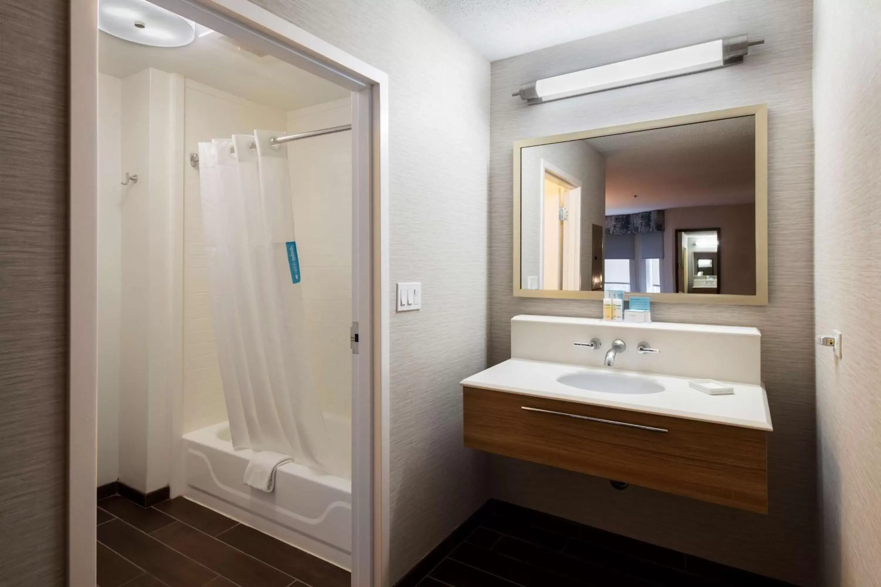 Bathroom in Hampton Inn & Suites Lincolnshire