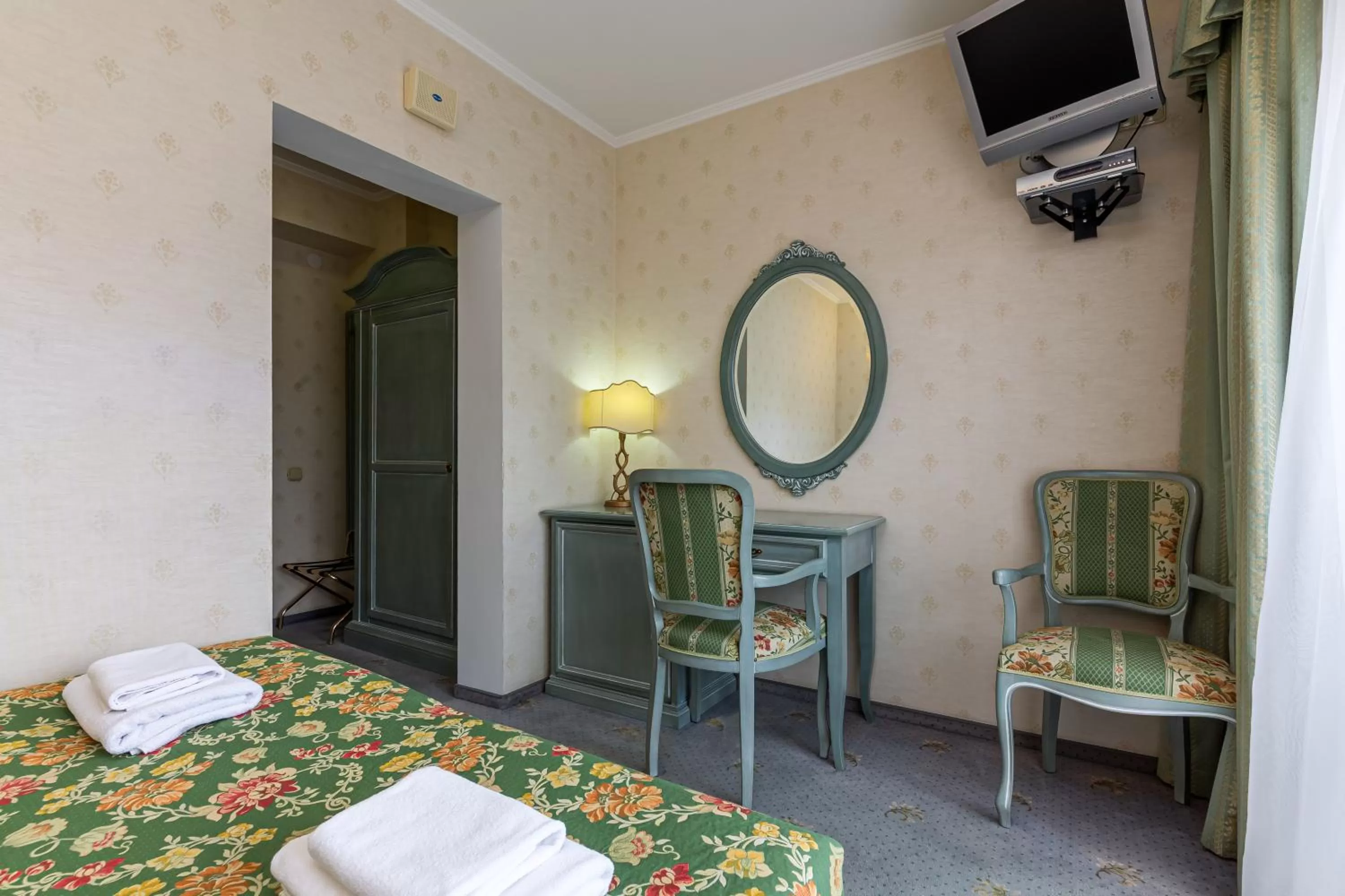 Photo of the whole room, Bed in Edelweiss