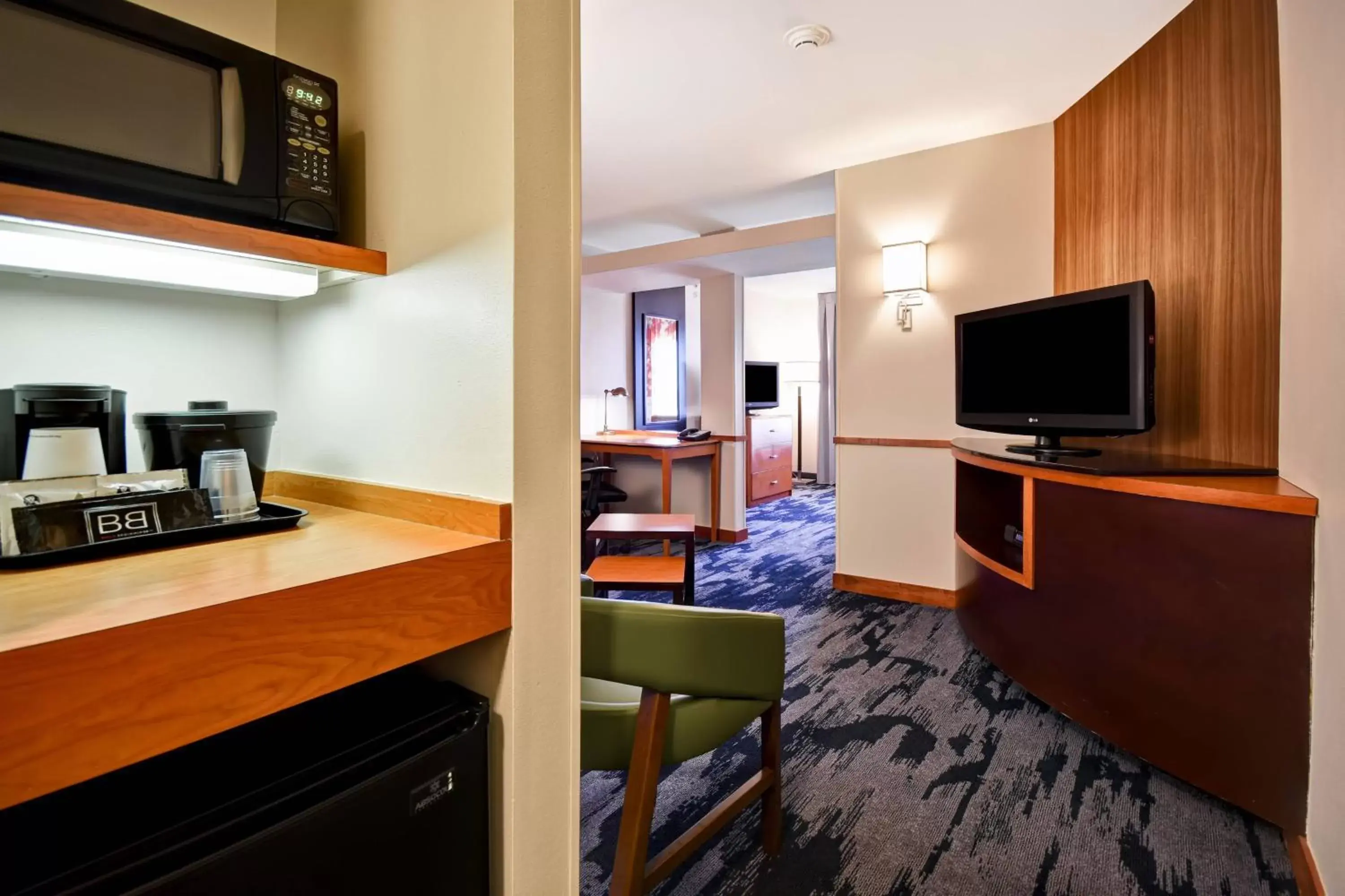 Photo of the whole room, TV/Entertainment Center in Fairfield Inn and Suites by Marriott North Platte