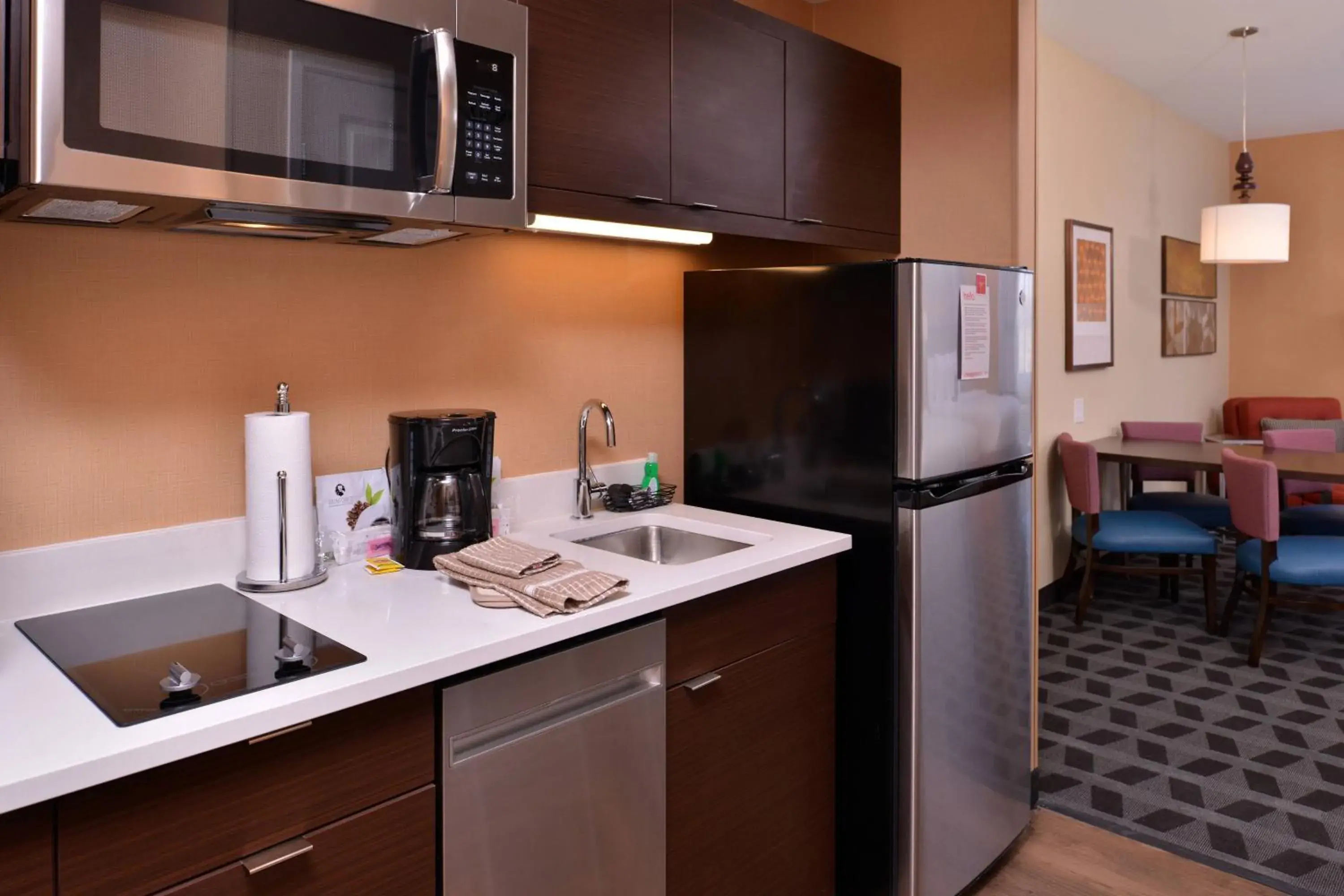 Kitchen or kitchenette, Kitchen/Kitchenette in TownePlace Suites by Marriott St. Louis Chesterfield