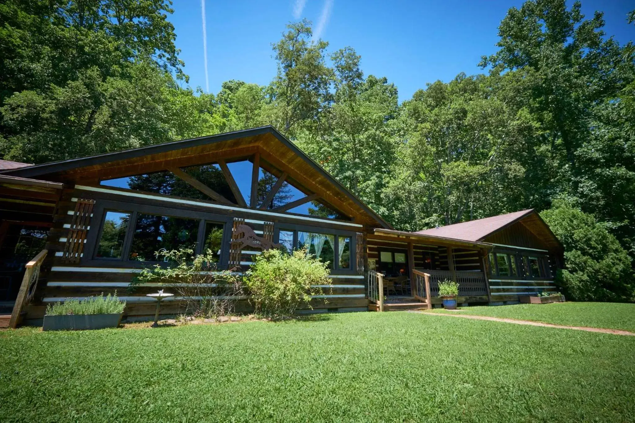 Property Building in Creekwalk Inn Bed and Breakfast with Cabins