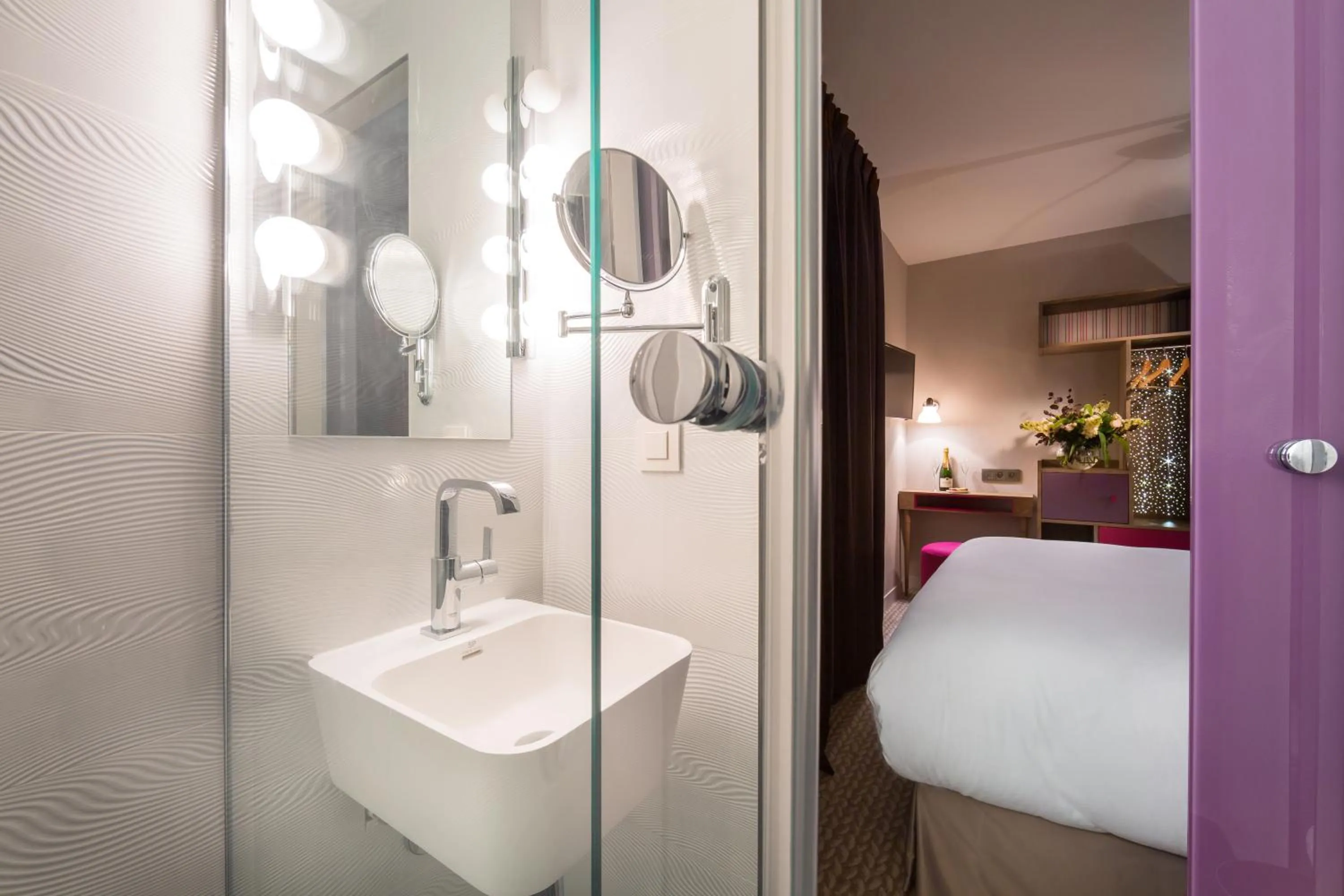 Bathroom, Bed in Hôtel La Parizienne - Proche Montparnasse