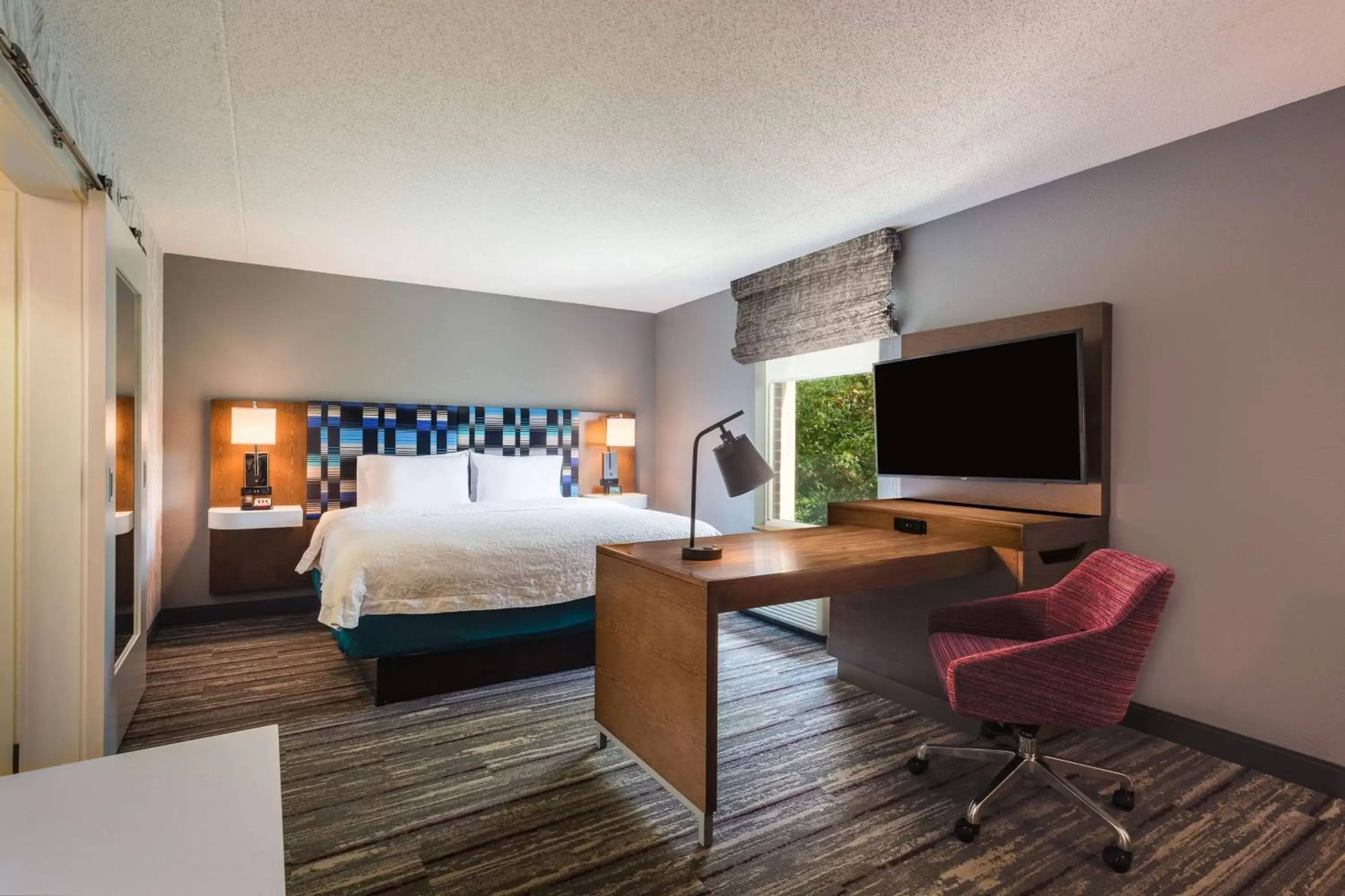 Bedroom, Bed in Hampton Inn & Suites Herndon-Reston