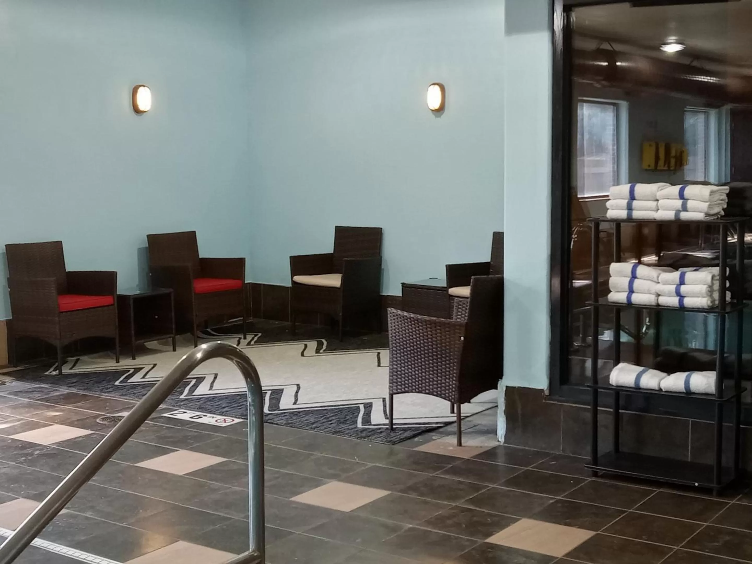 Swimming pool in Red Roof Inn & Suites Detroit - Melvindale/Dearborn