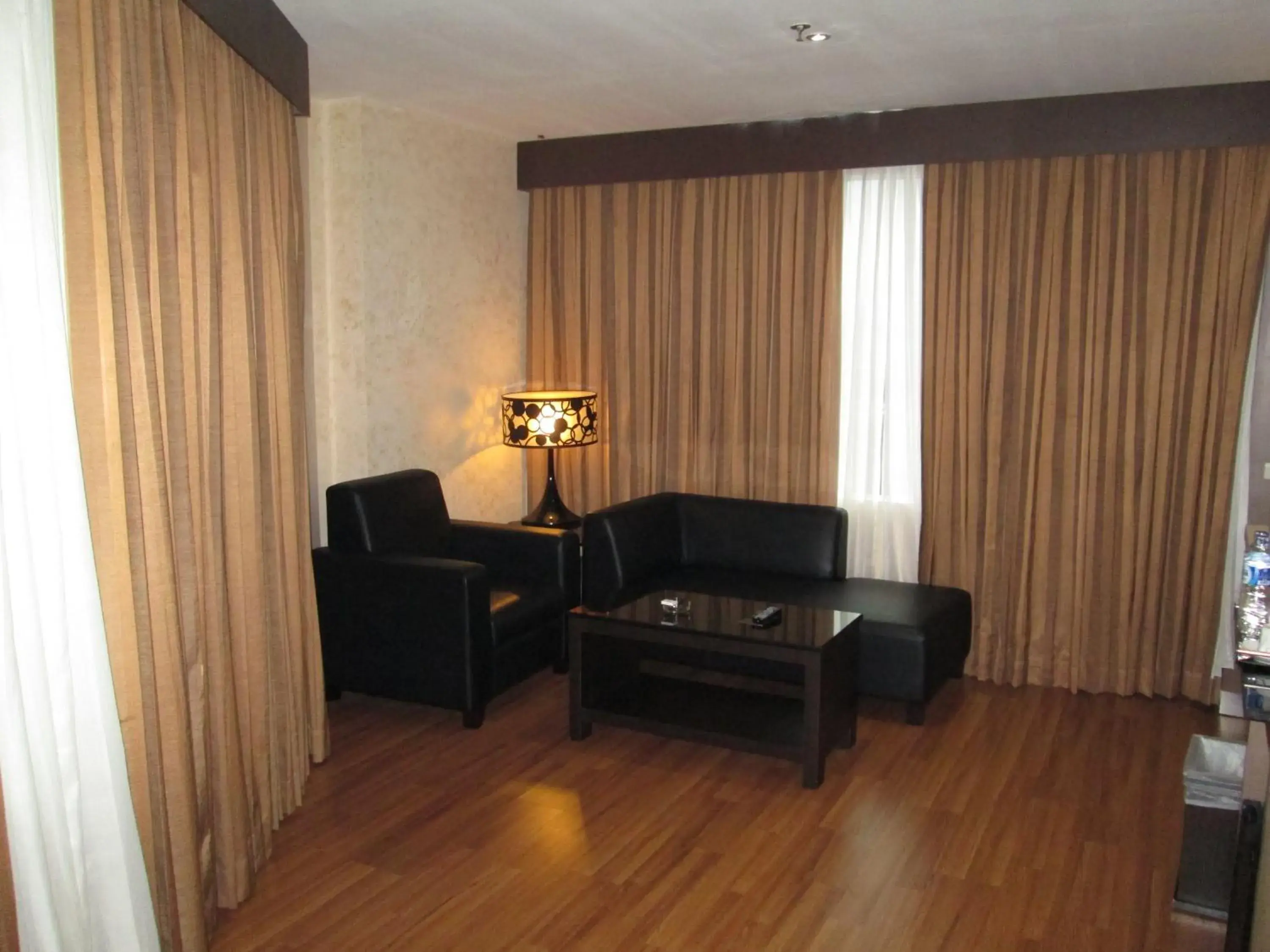 Shower, Seating Area in Aria Gajayana Hotel