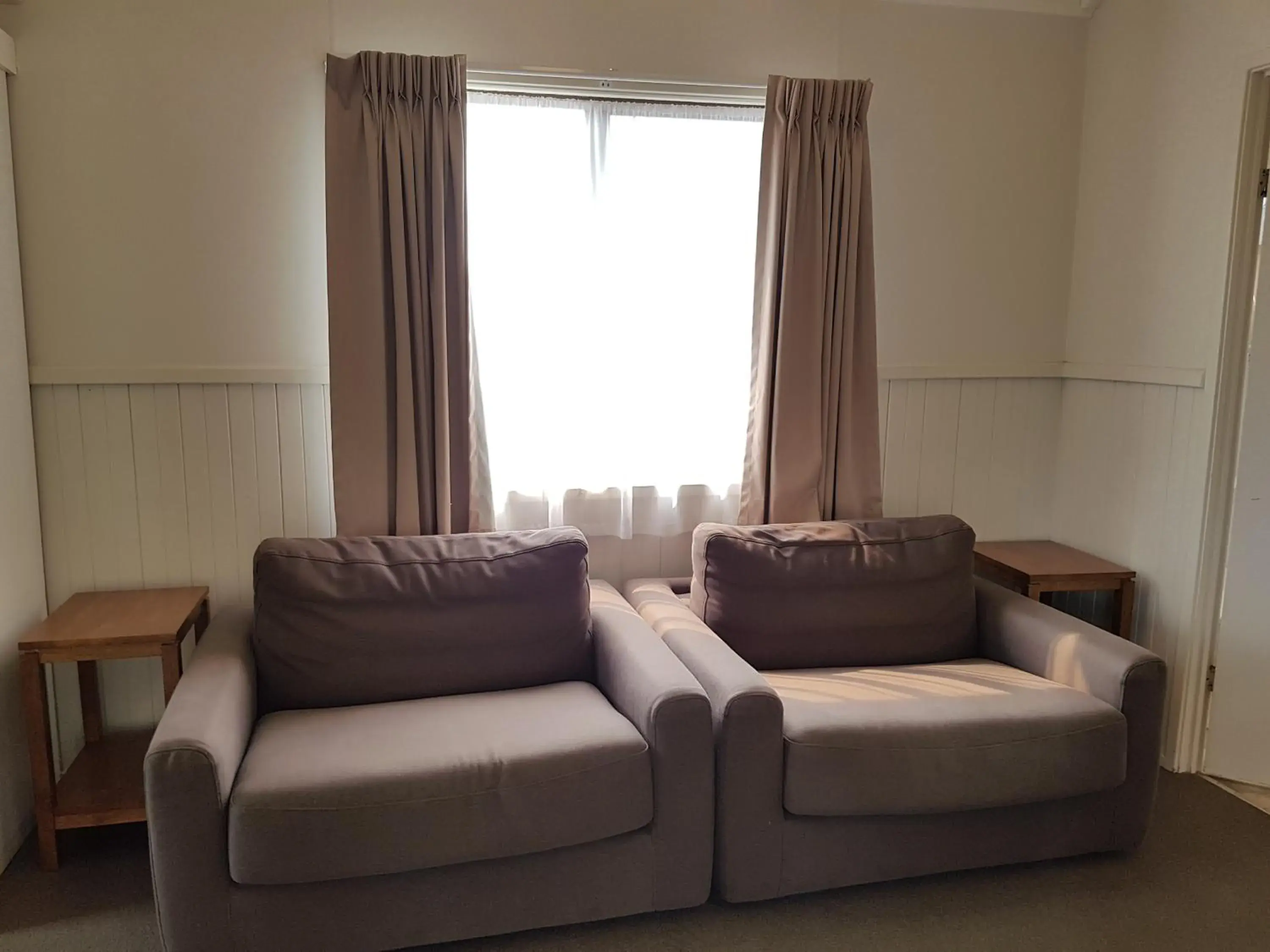 Living room, Seating Area in Canberra Carotel Motel