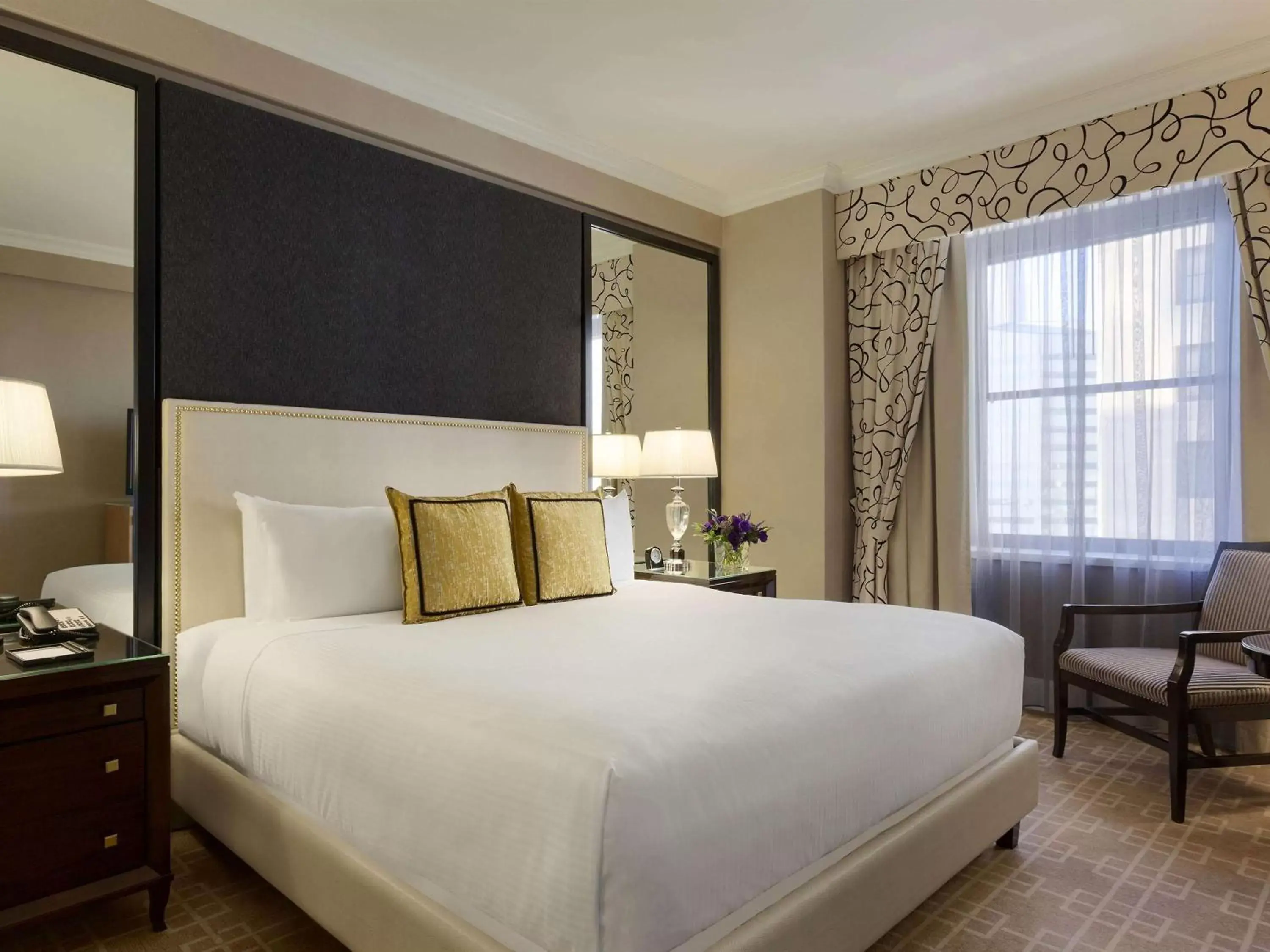 Bedroom, Bed in Fairmont Royal York Hotel