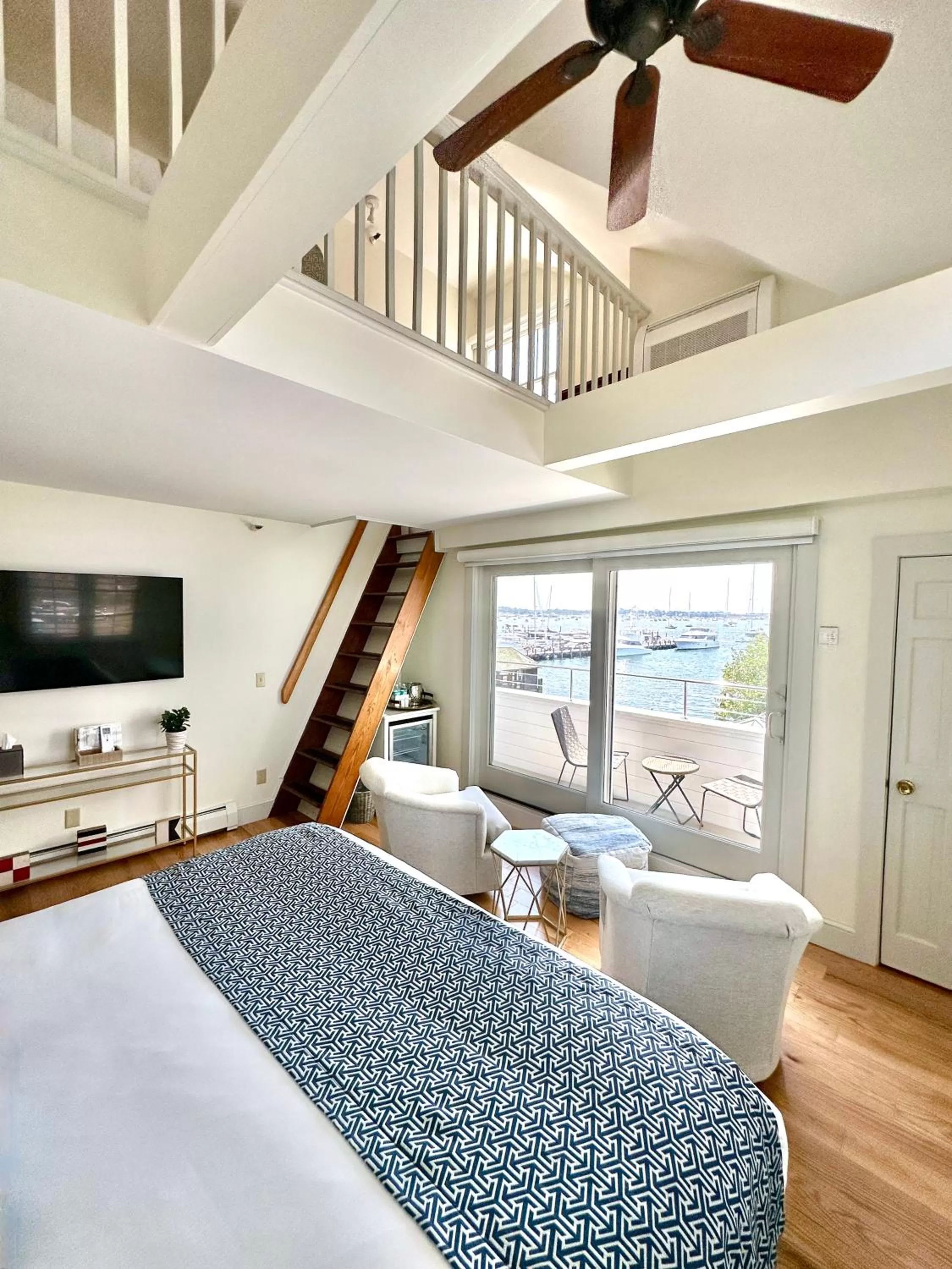 Seating area, Bed in Harborside Inn