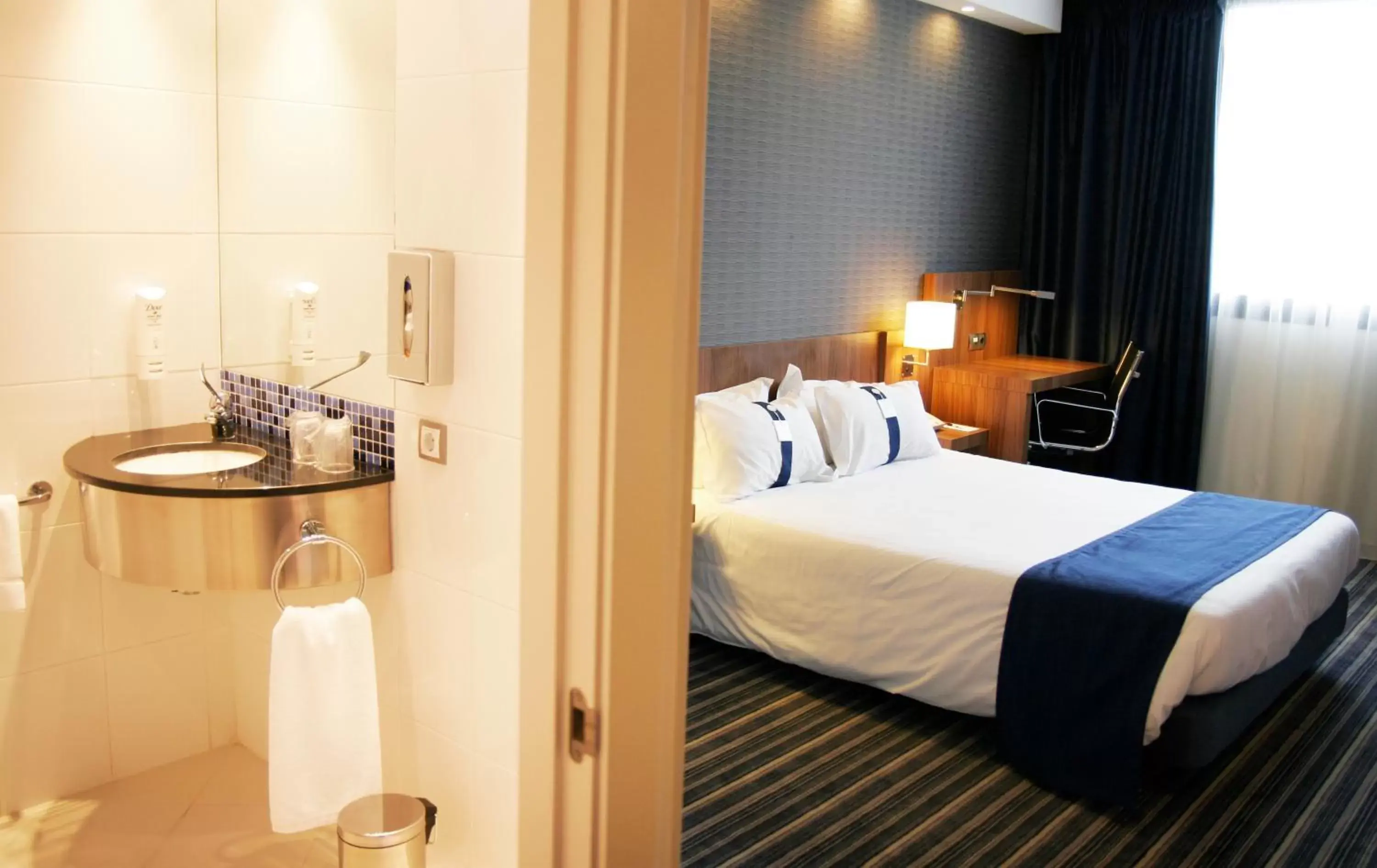 Bathroom, Bed in Holiday Inn Express Bilbao Airport, an IHG Hotel