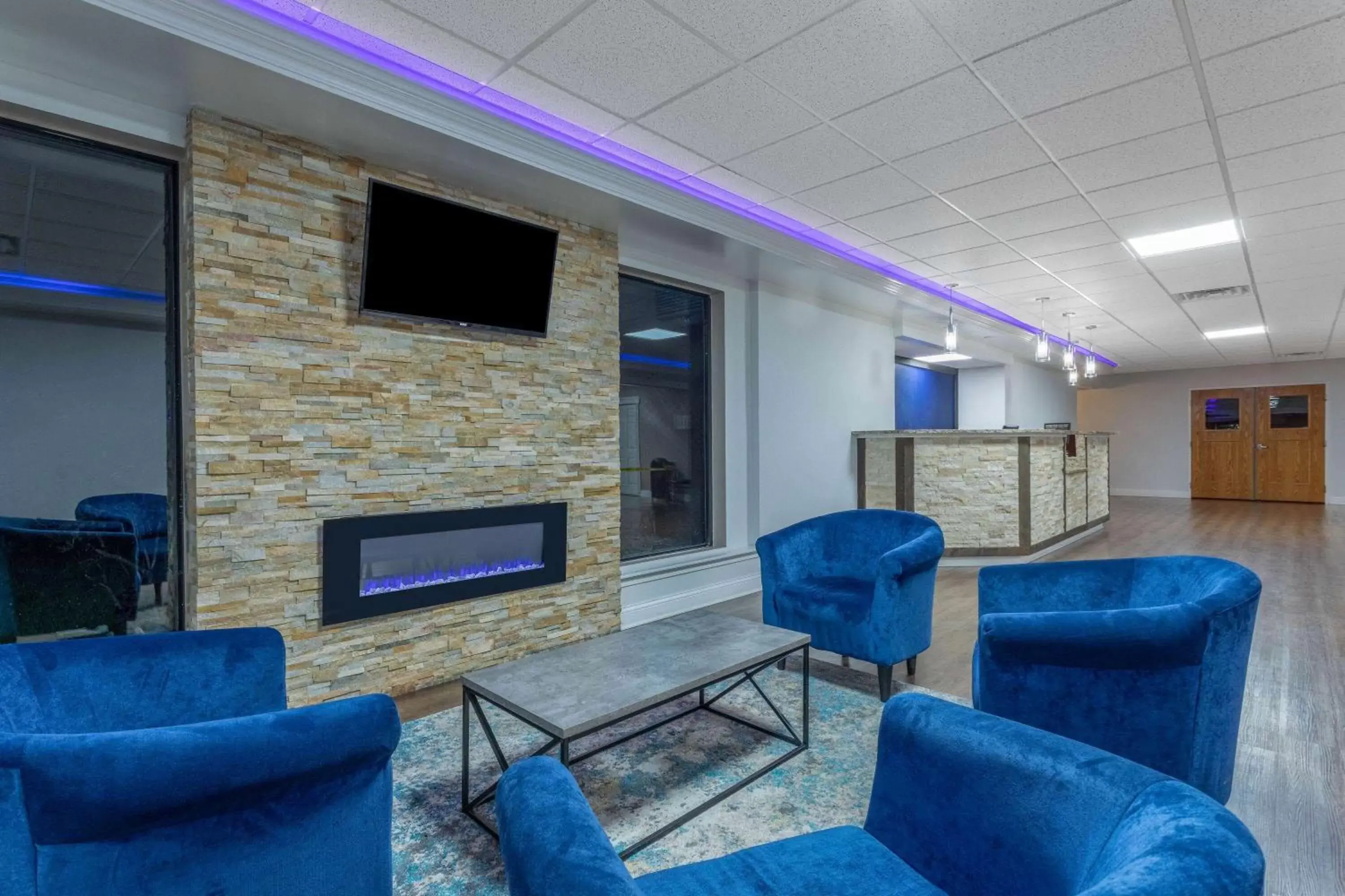 Lobby or reception, Seating Area in Days Inn and Suites by Wyndham Hammond, IN