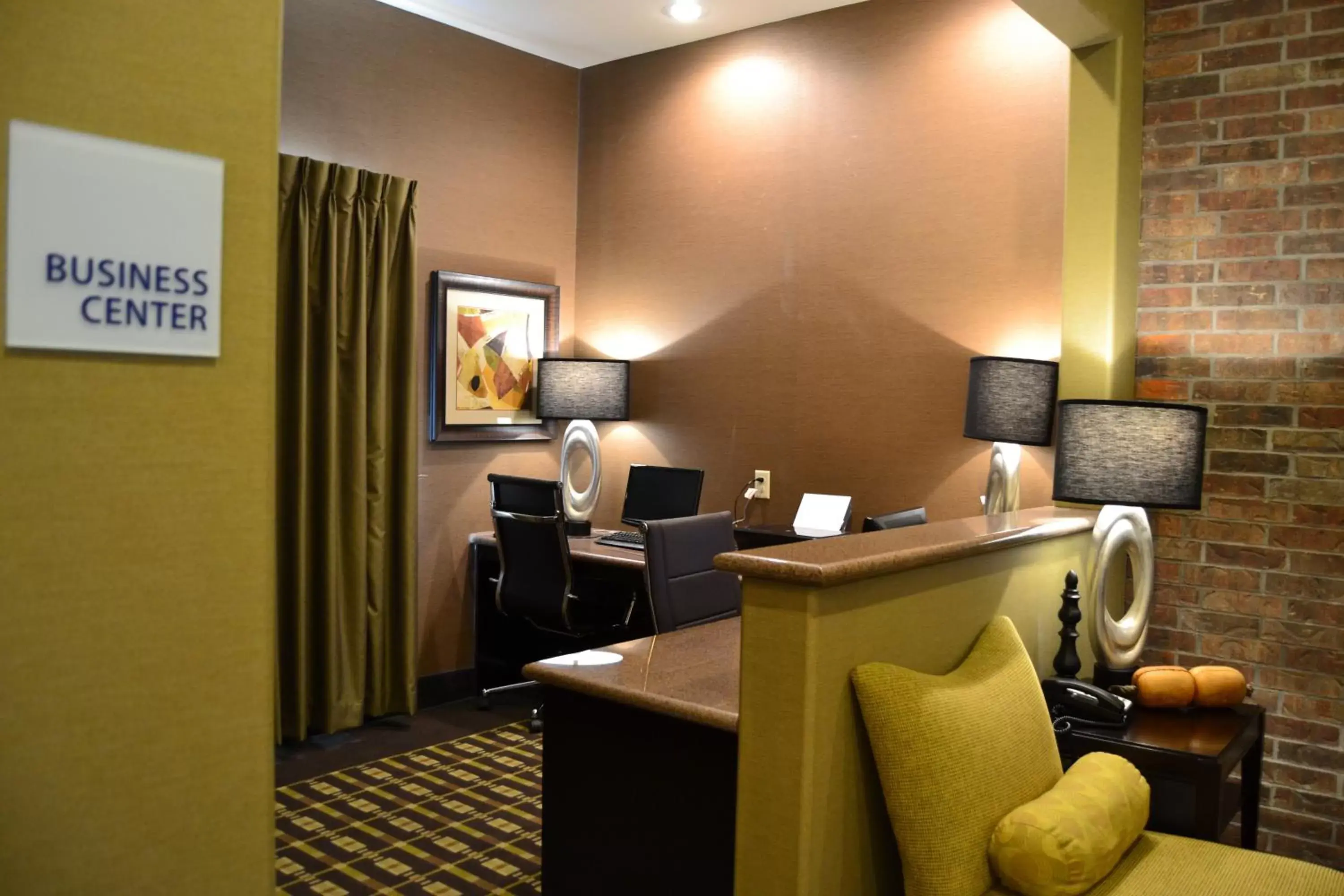 Lobby or reception in Holiday Inn Express and Suites Heber Springs, an IHG Hotel