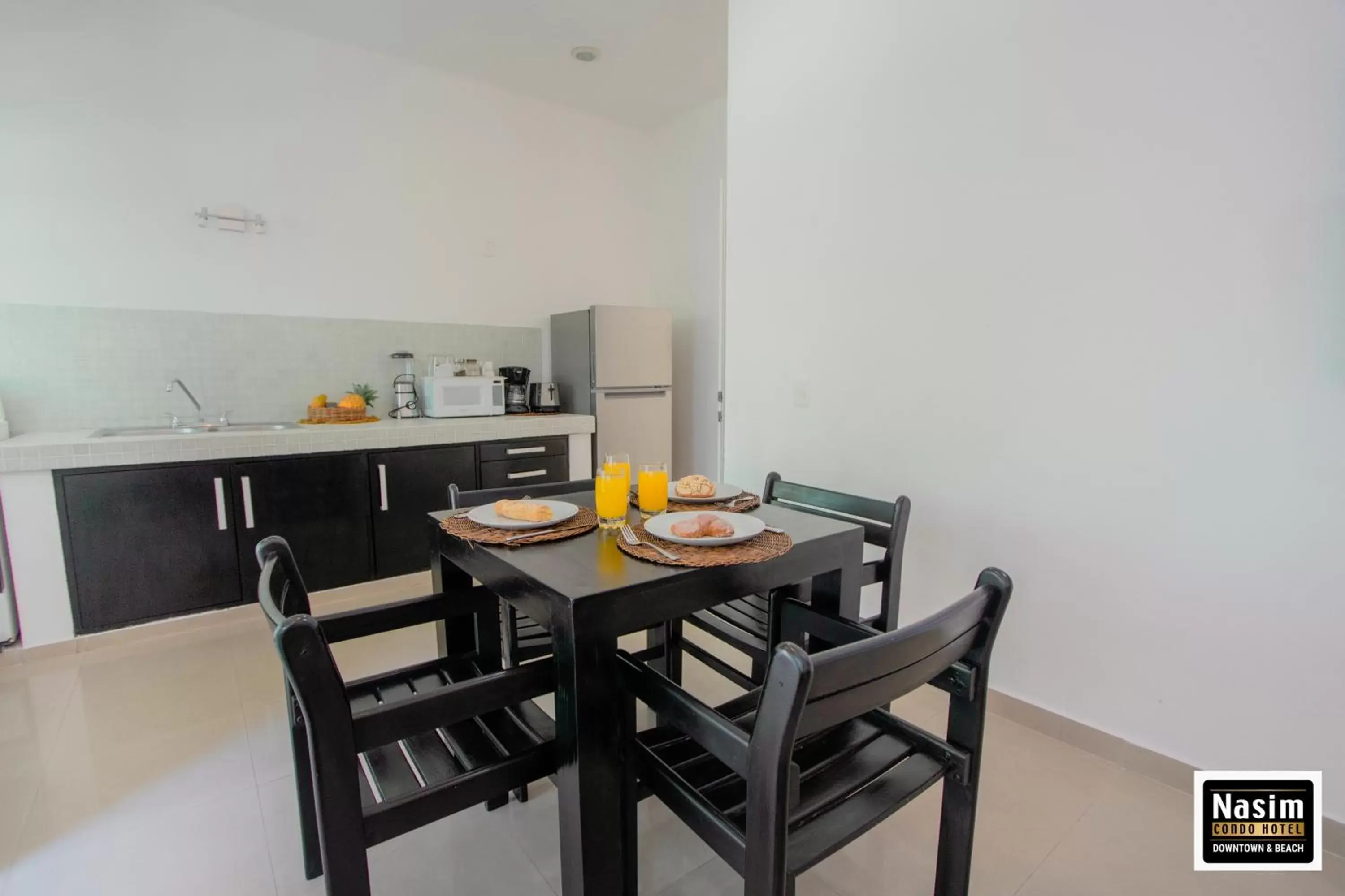 Dining Area in Nasim Condo Hotel con acceso BEACH CLUB GRATIS, metros 5th AVENIDA