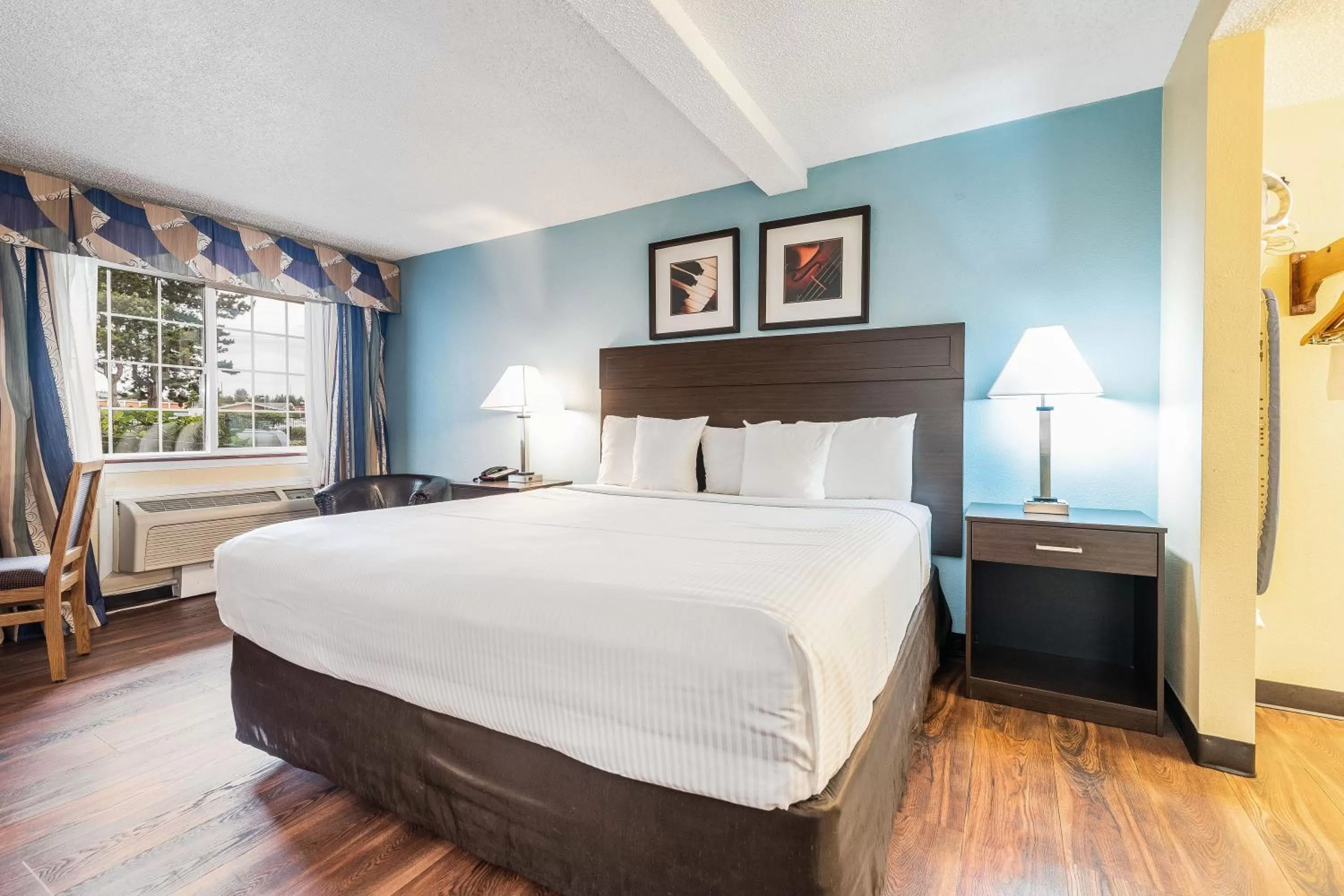 Bed in Days Inn by Wyndham Federal Way