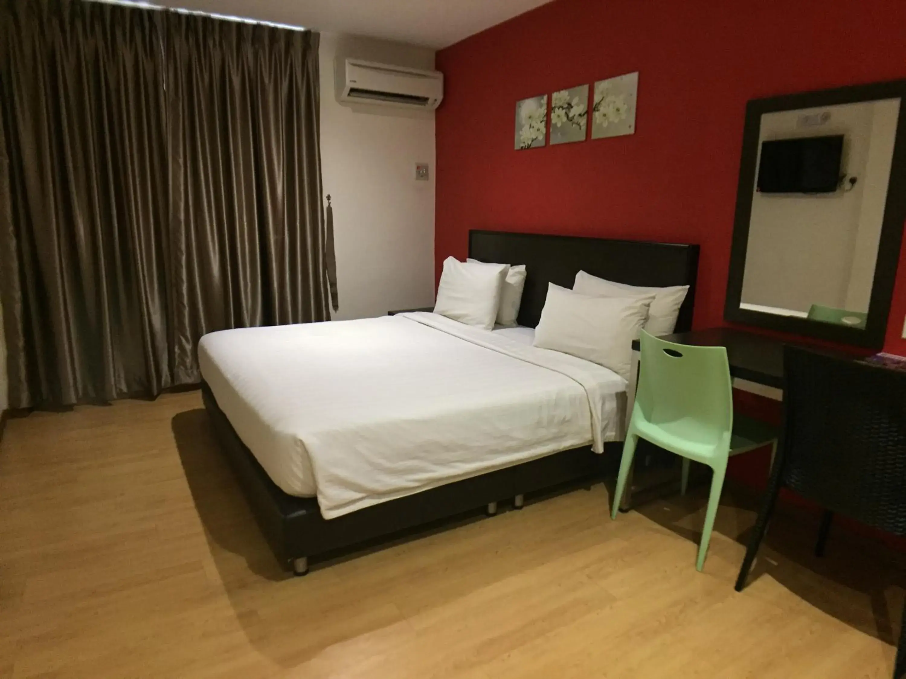 Photo of the whole room, Bed in Padungan Hotel