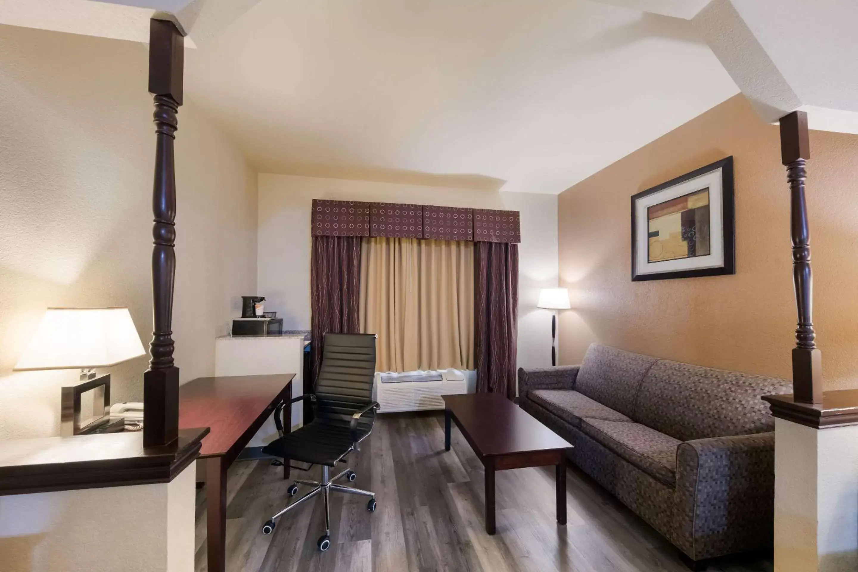 Bedroom, Seating Area in Quality Inn and Suites Terrell