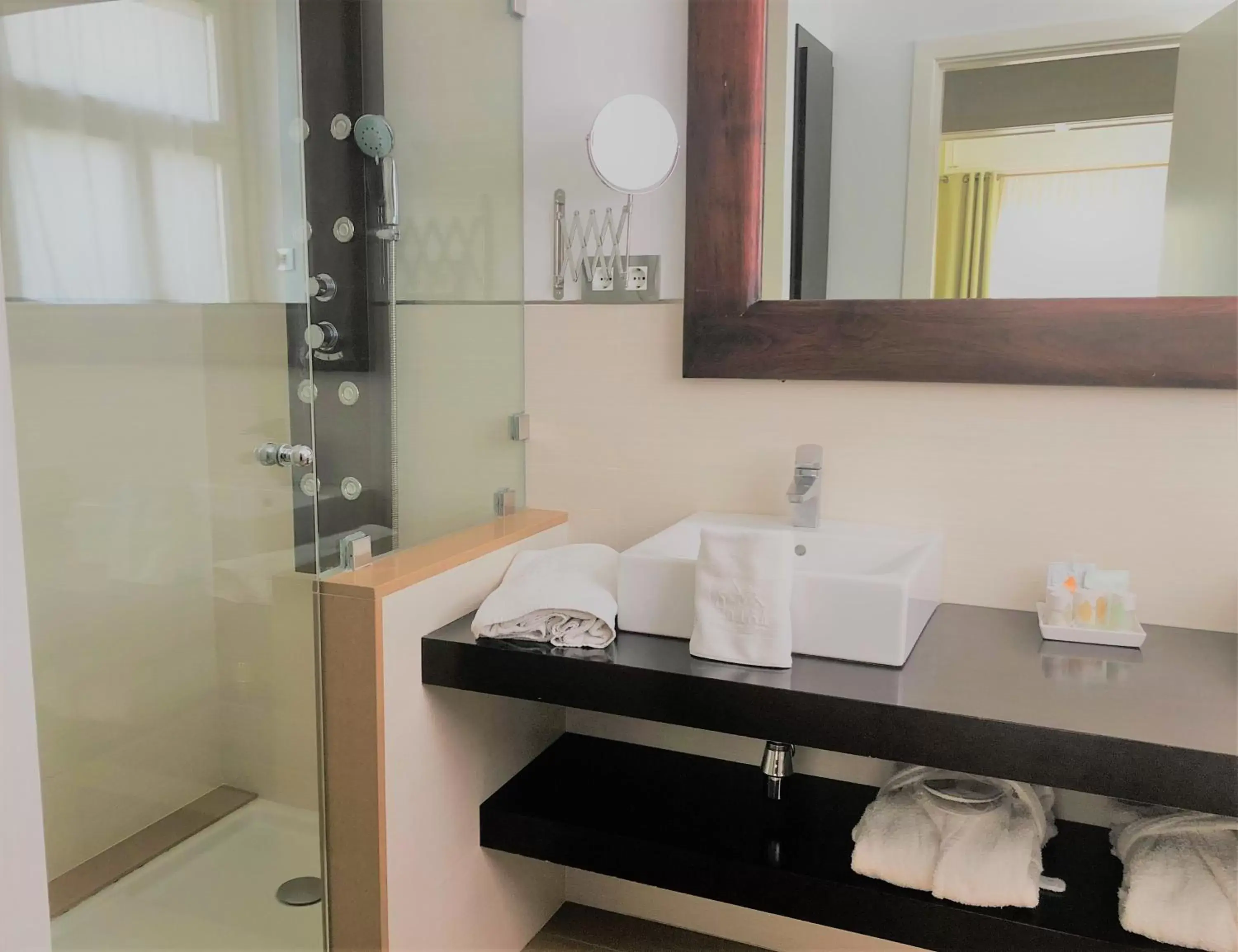 Shower, Bathroom in Hotel Capri
