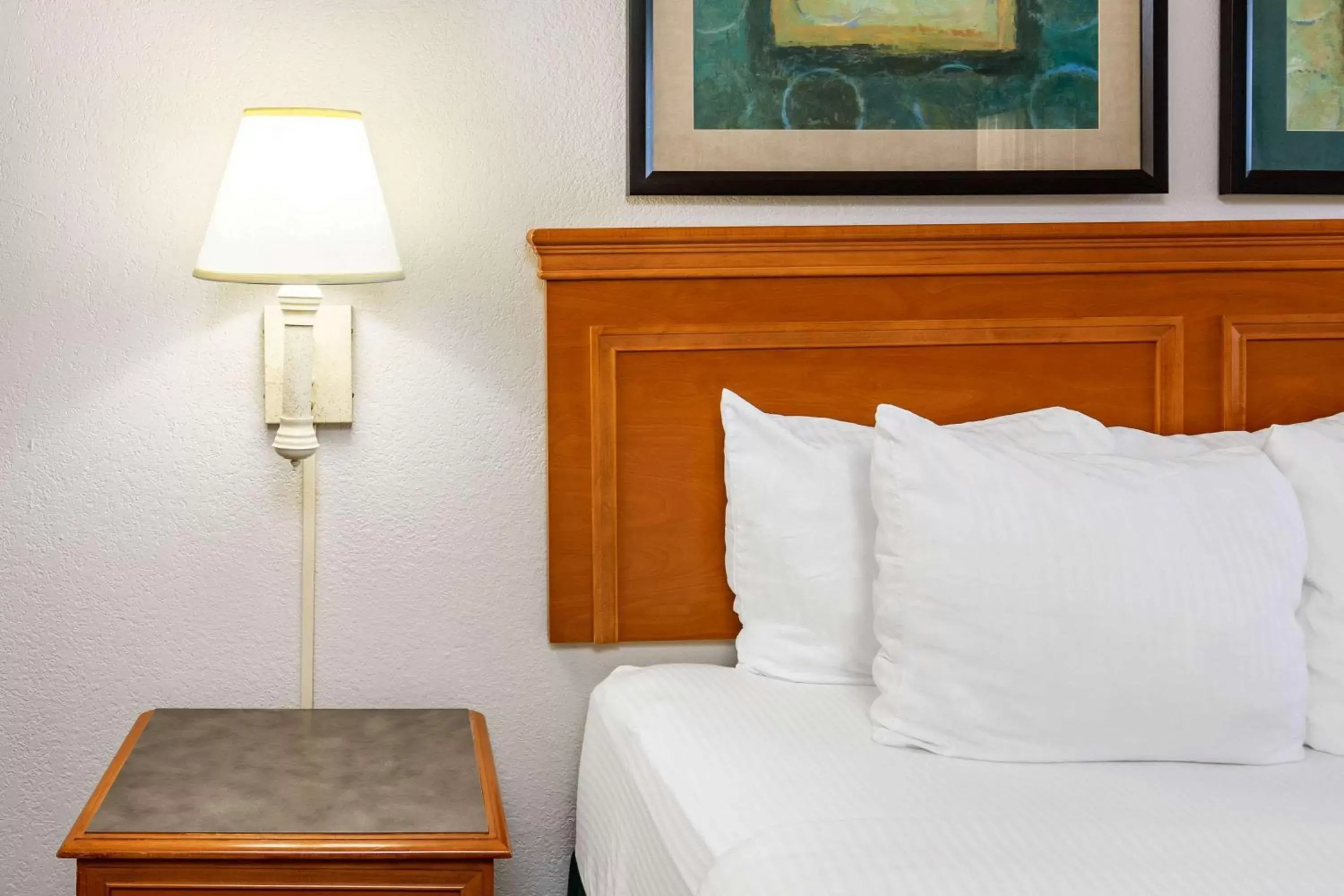 Photo of the whole room, Bed in La Quinta Inn by Wyndham El Paso West
