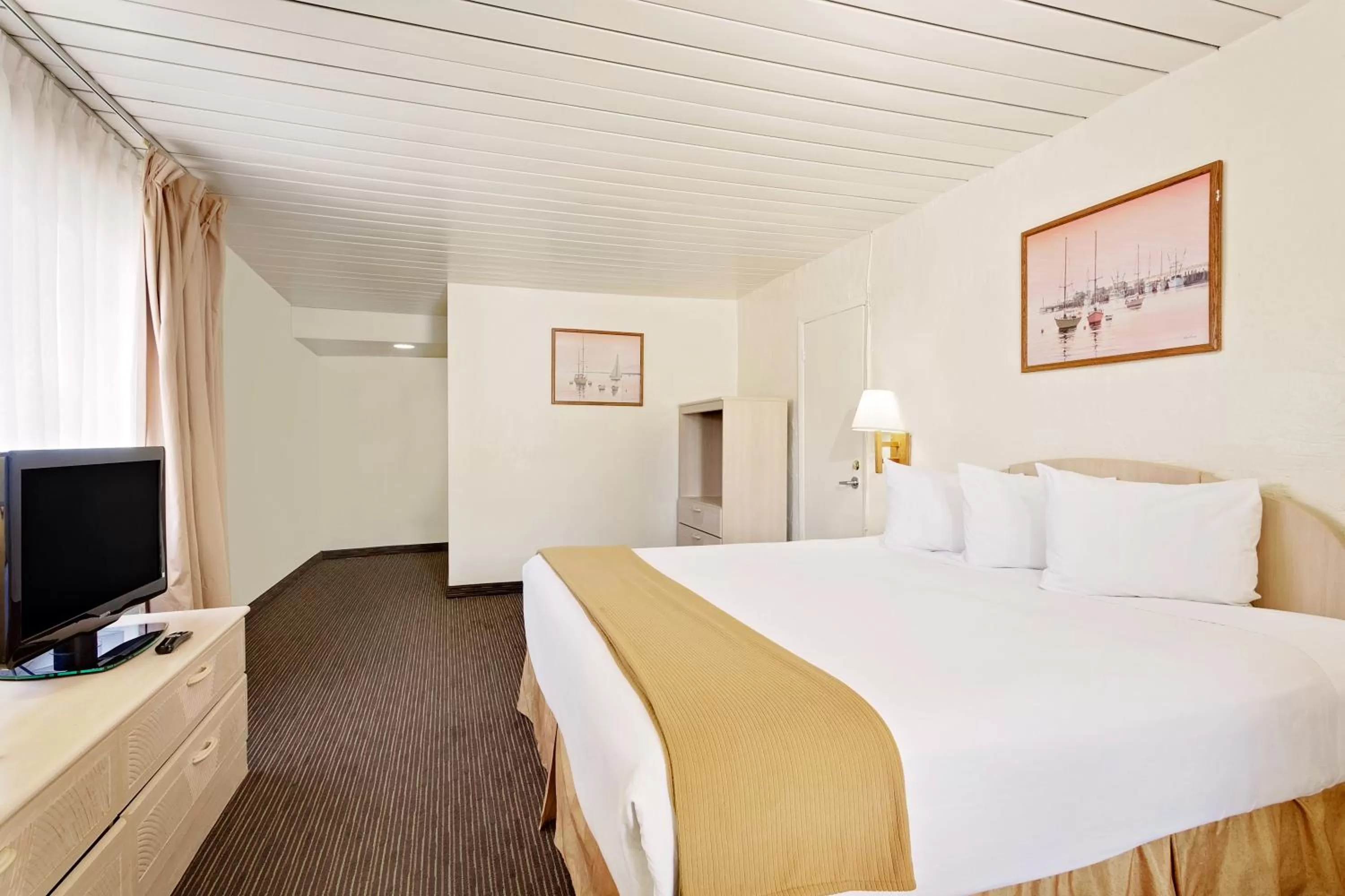 Bedroom, Bed in Knights Inn Page