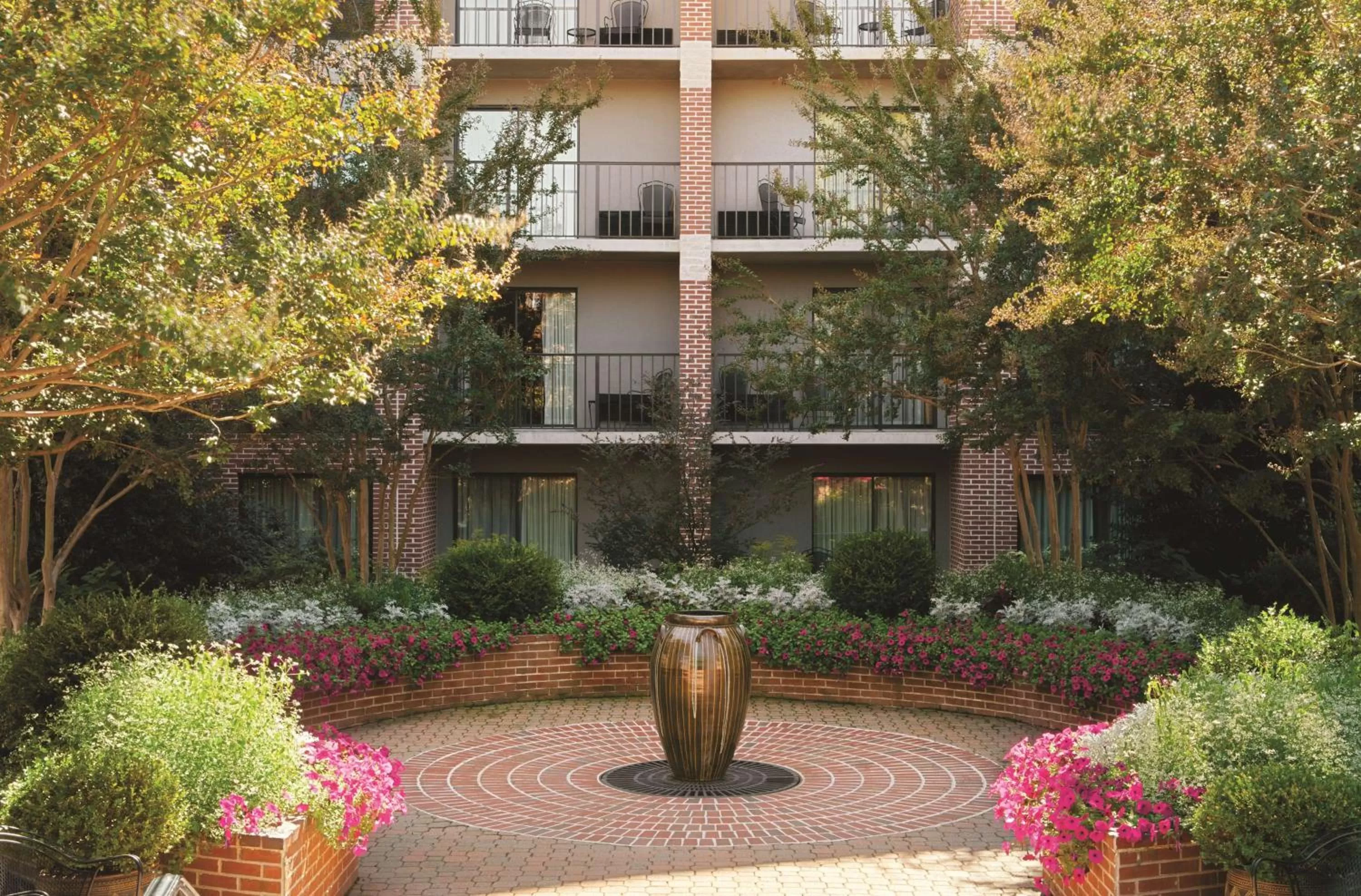 Inner courtyard view in DoubleTree by Hilton Biltmore/Asheville