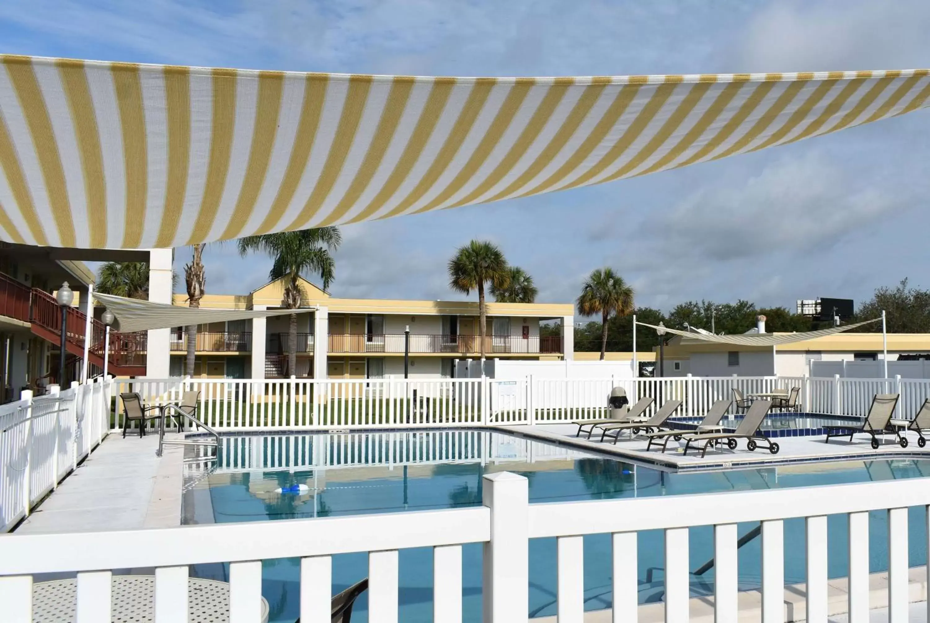 Pool view, Swimming Pool in Super 8 by Wyndham Ocala I-75