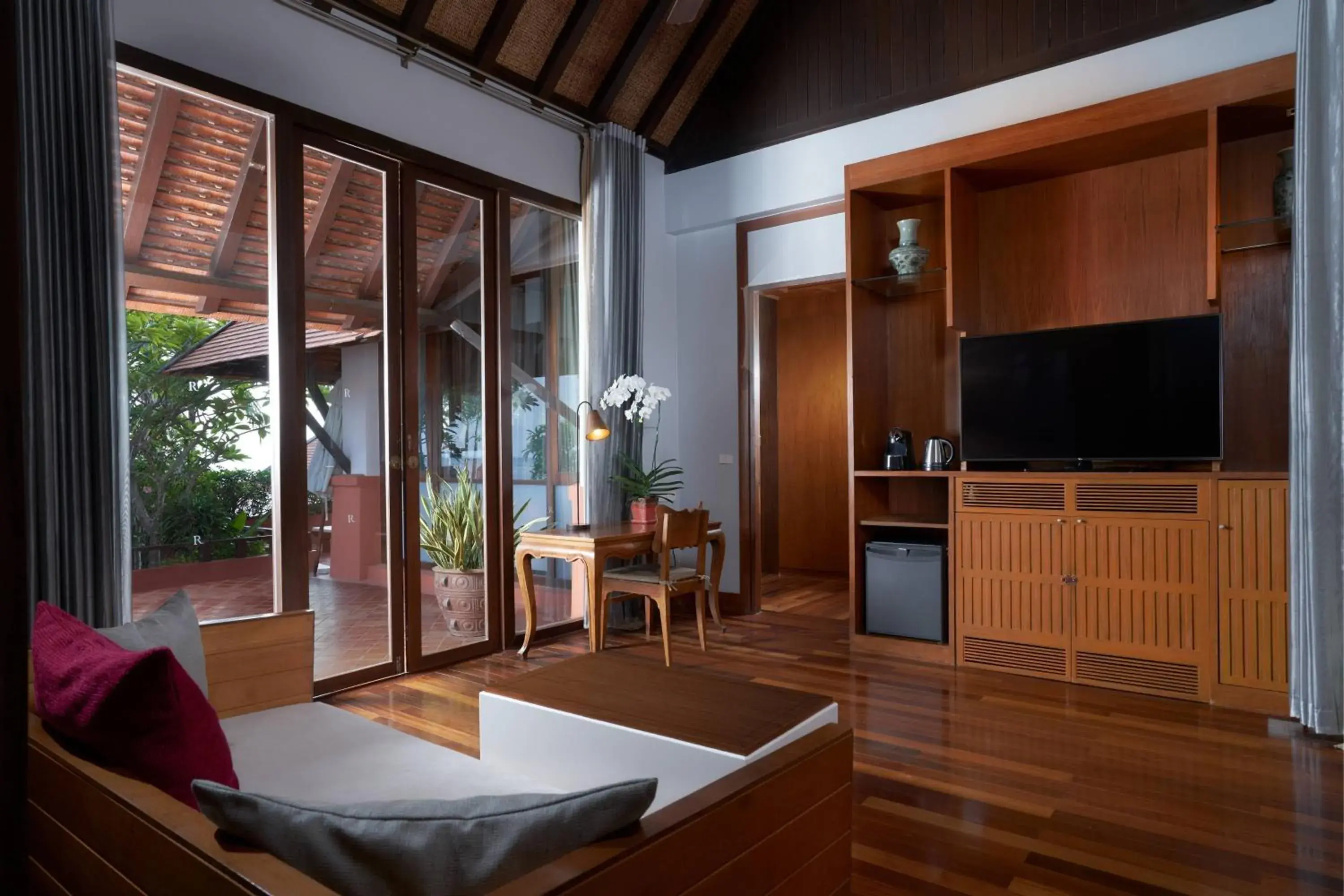 Bedroom, TV/Entertainment Center in Renaissance Koh Samui Resort & Spa