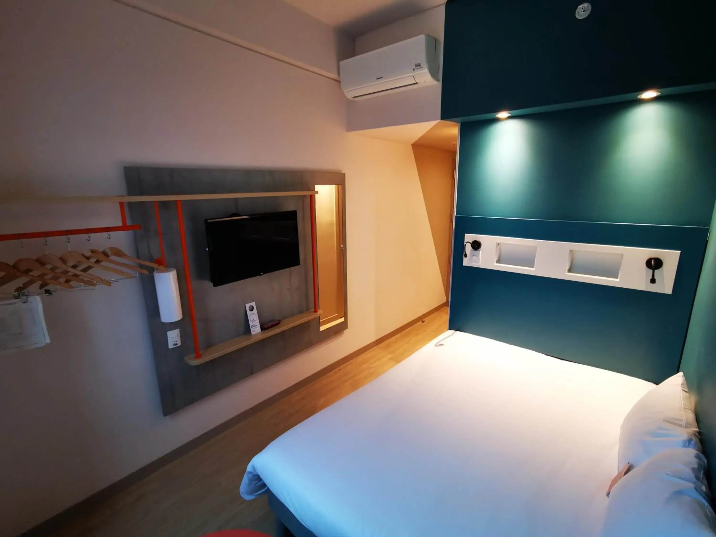 Bed, TV/Entertainment Center in Ibis Budget Itagui