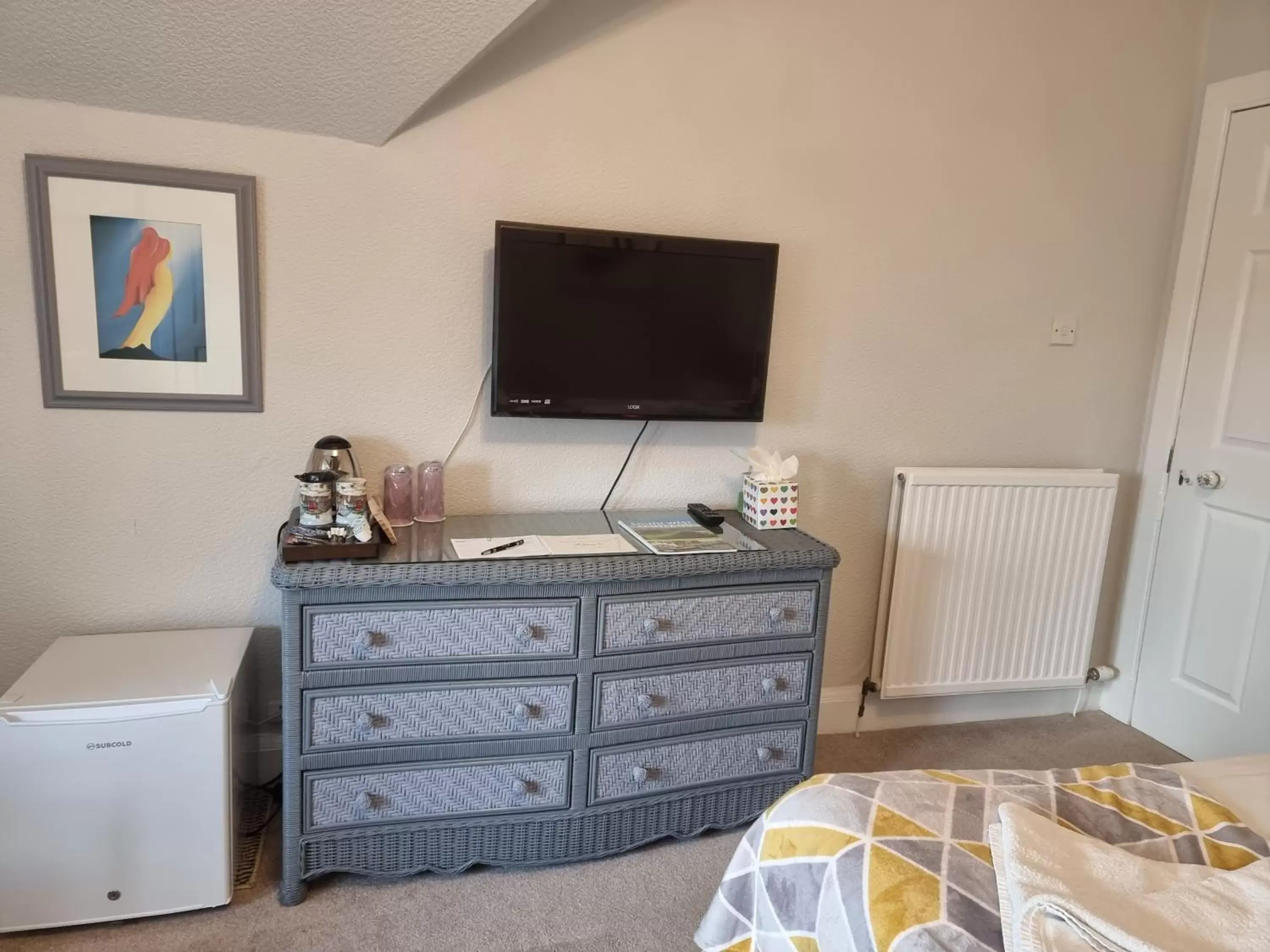 TV and multimedia, TV/Entertainment Center in St Leonards Guest House