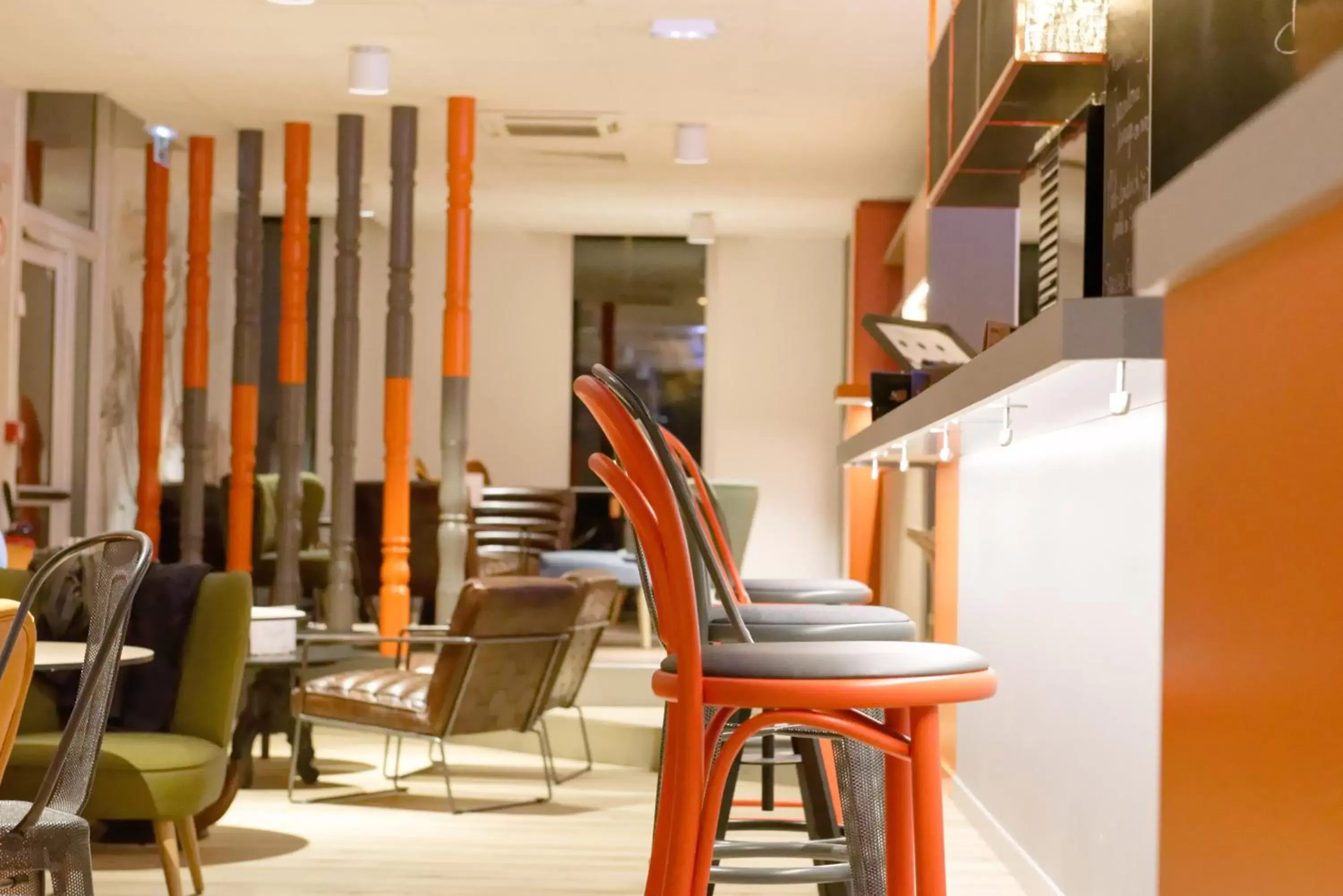 Lounge or bar, Restaurant/Places to Eat in Hôtel Mercure Lille Aéroport