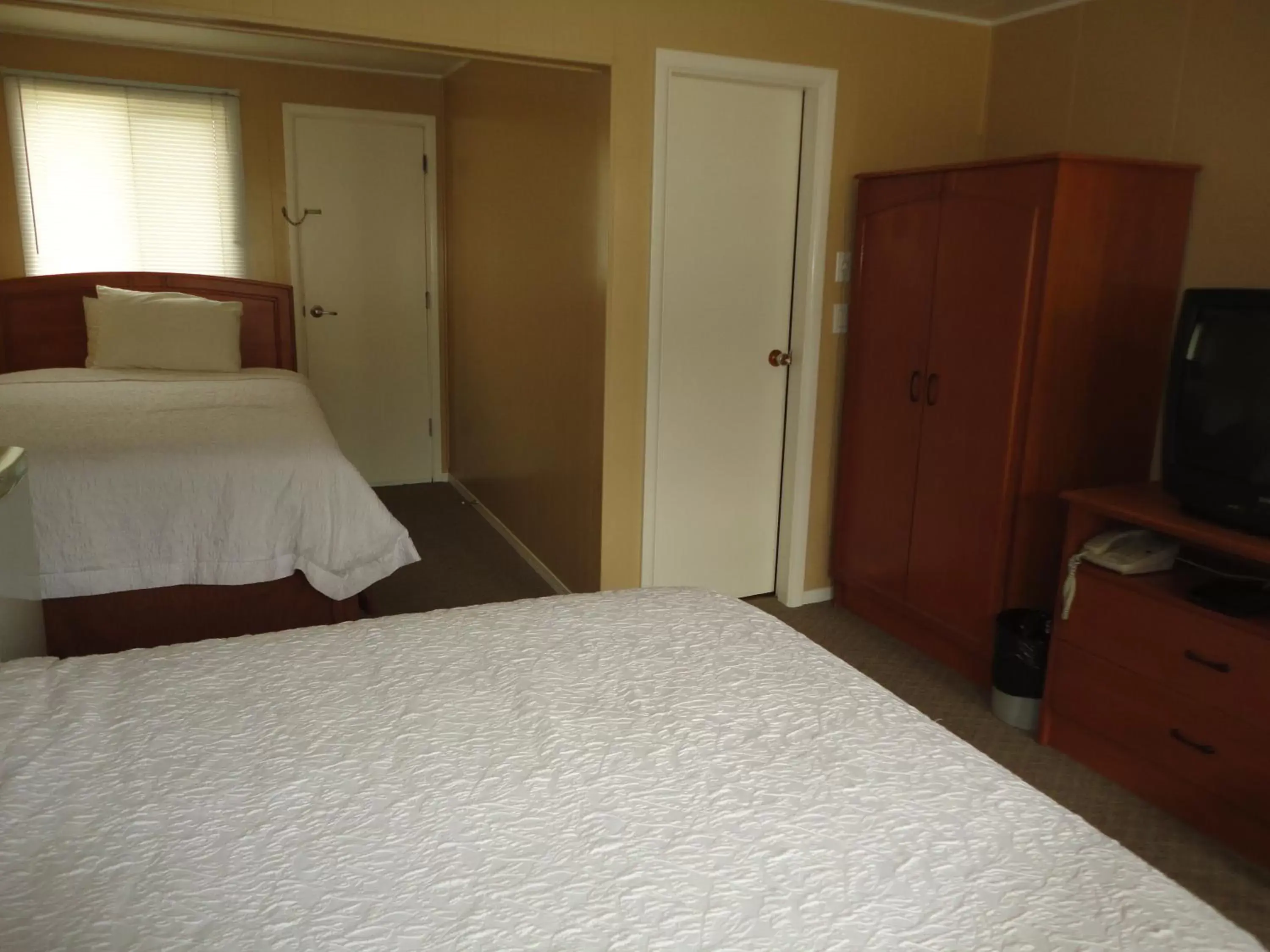 Bed in Sorrento Inn Motel