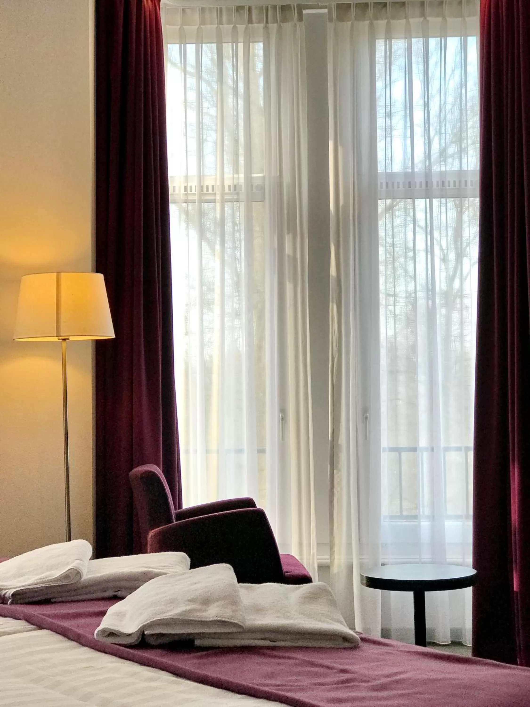 Seating area, Bed in Hotel Parkview