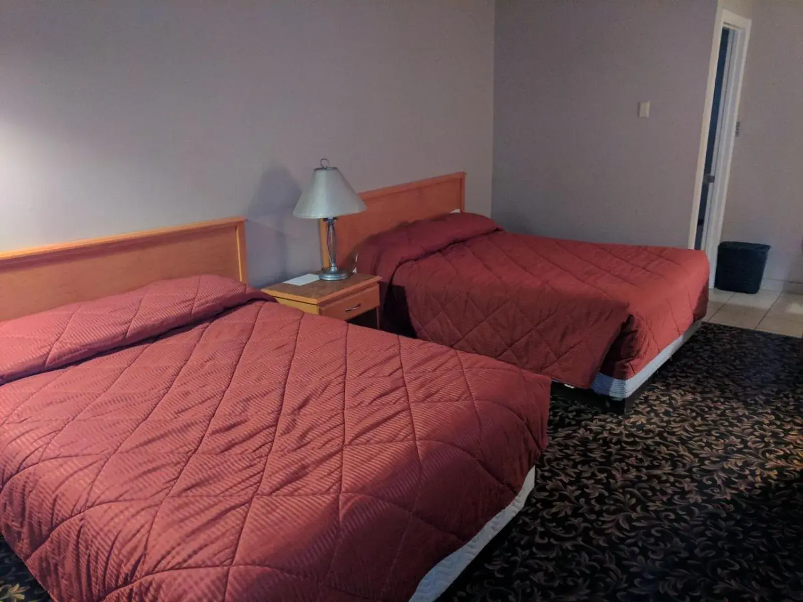 Bedroom, Bed in Aspen Motor Inn