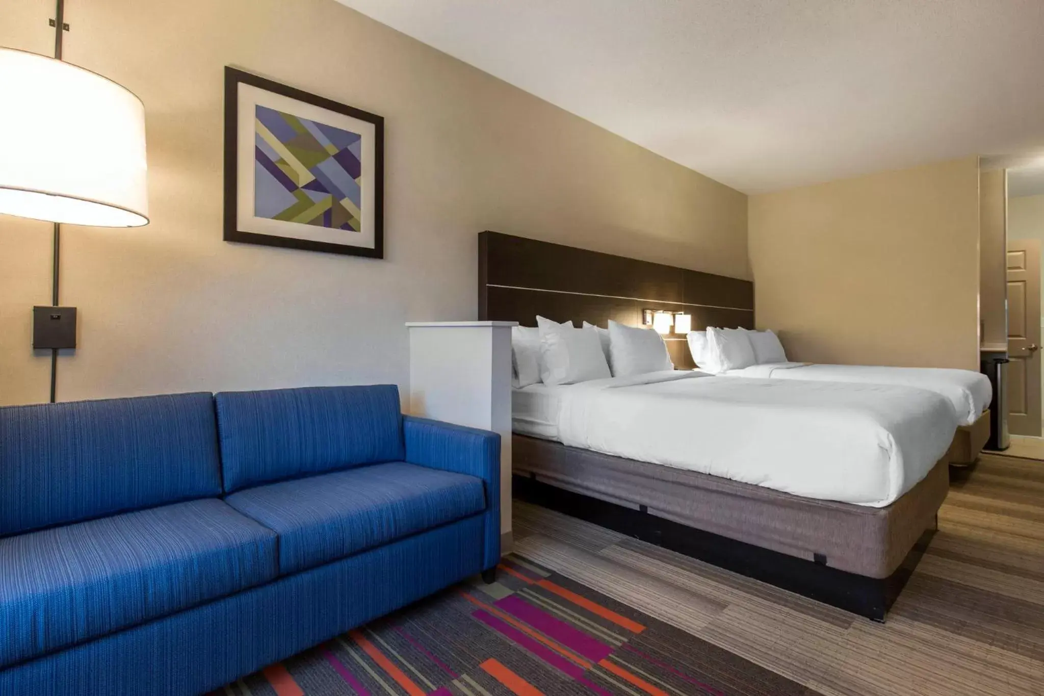 Photo of the whole room, Bed in Holiday Inn Express and Suites Chicago West - St Charles, an IHG Hotel