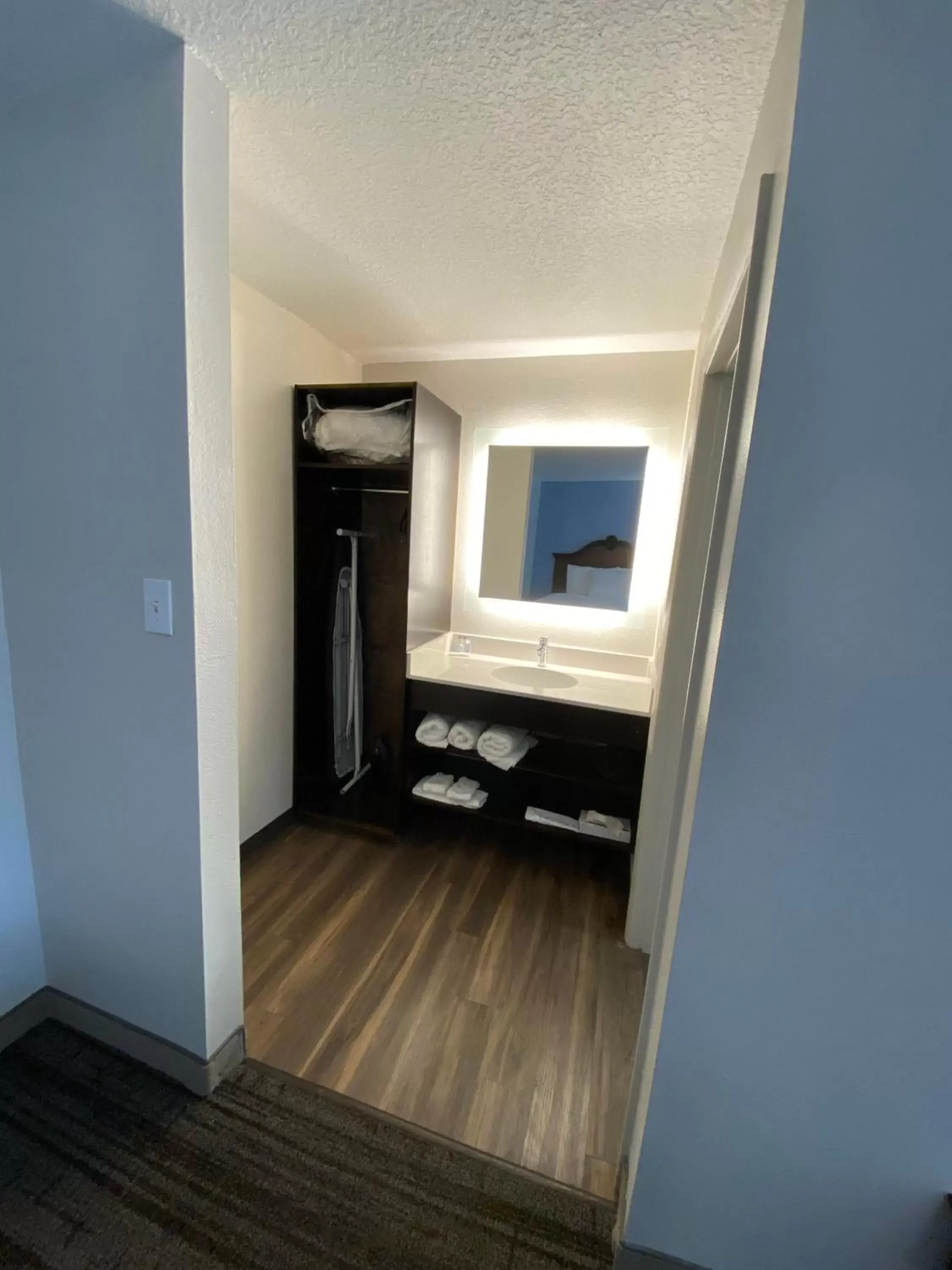 Bathroom, TV/Entertainment Center in Hotel South Tampa & Suites