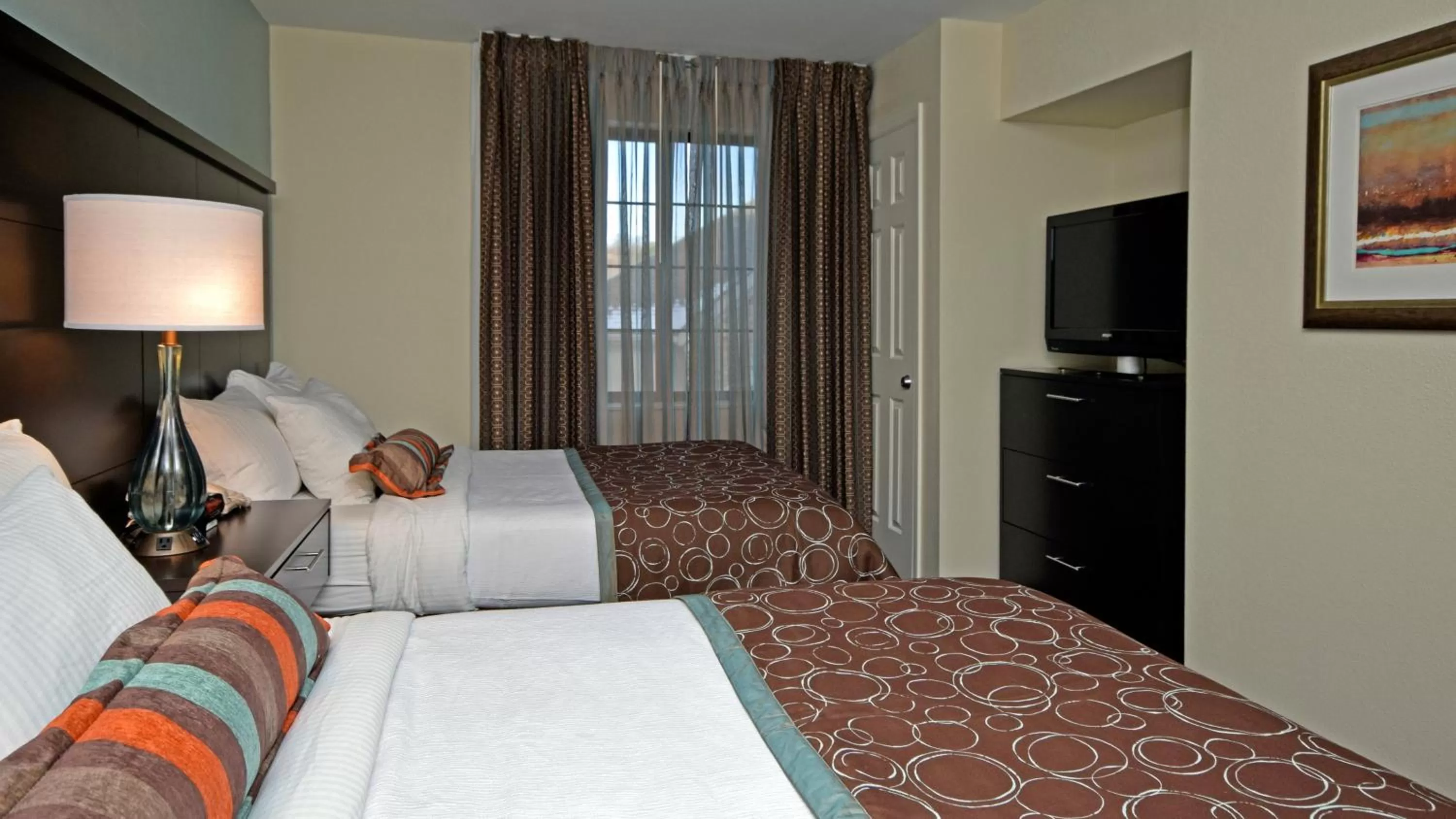 Photo of the whole room, Bed in Staybridge Suites - Cincinnati North by IHG