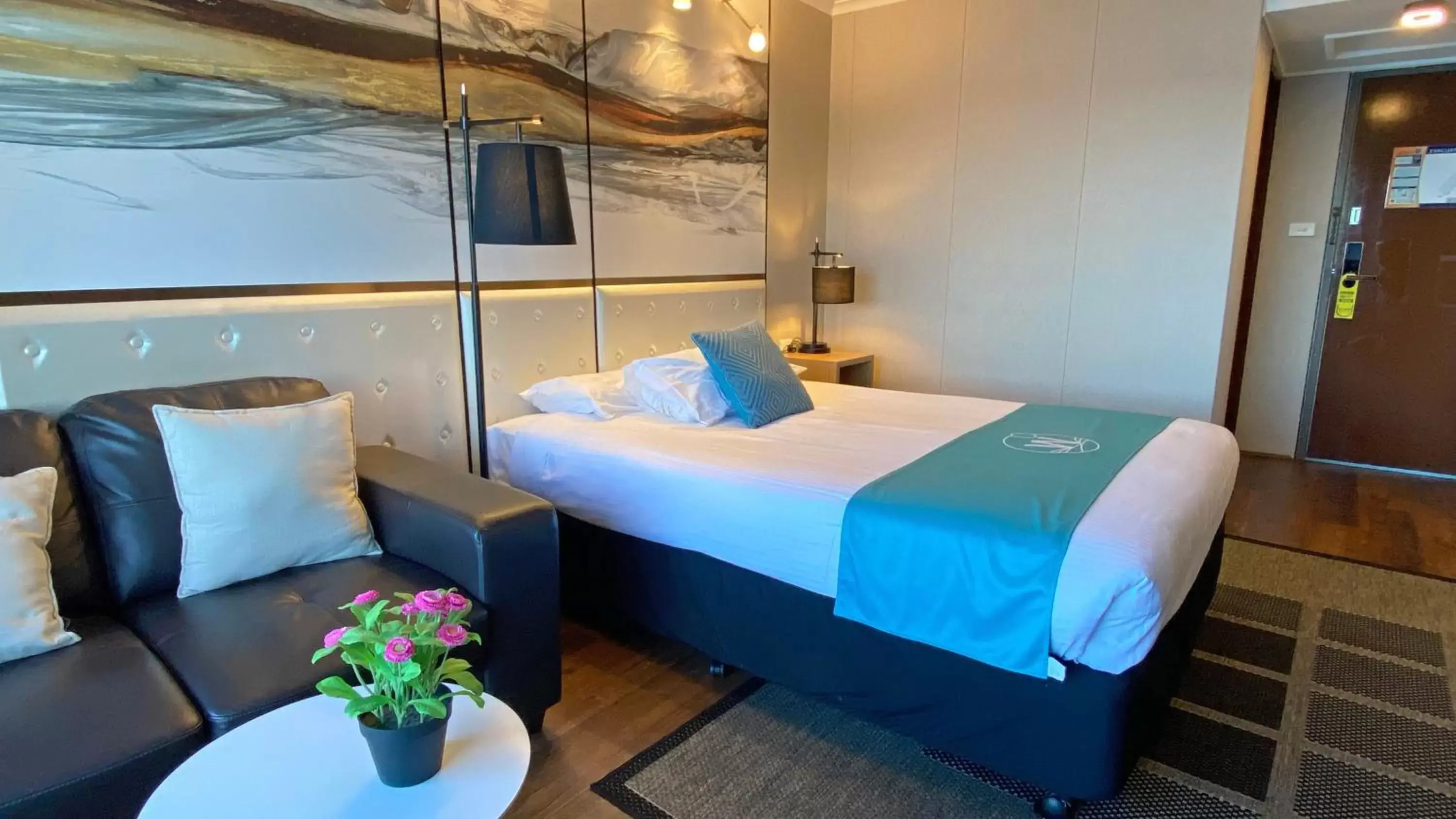 Photo of the whole room, Bed in Mariners on the Waterfront