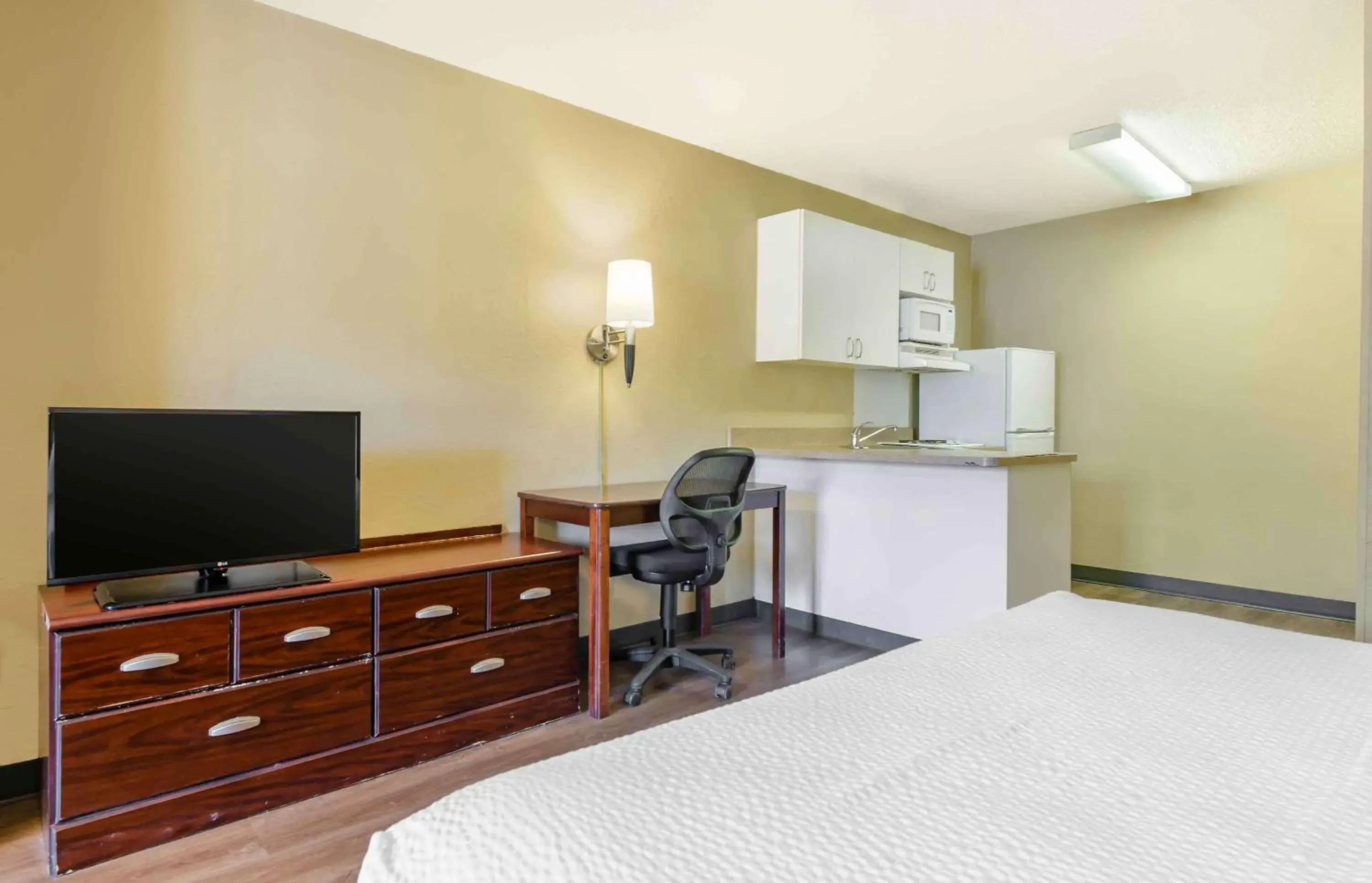 Bedroom, TV/Entertainment Center in Extended Stay America Select Suites - Roanoke - Airport