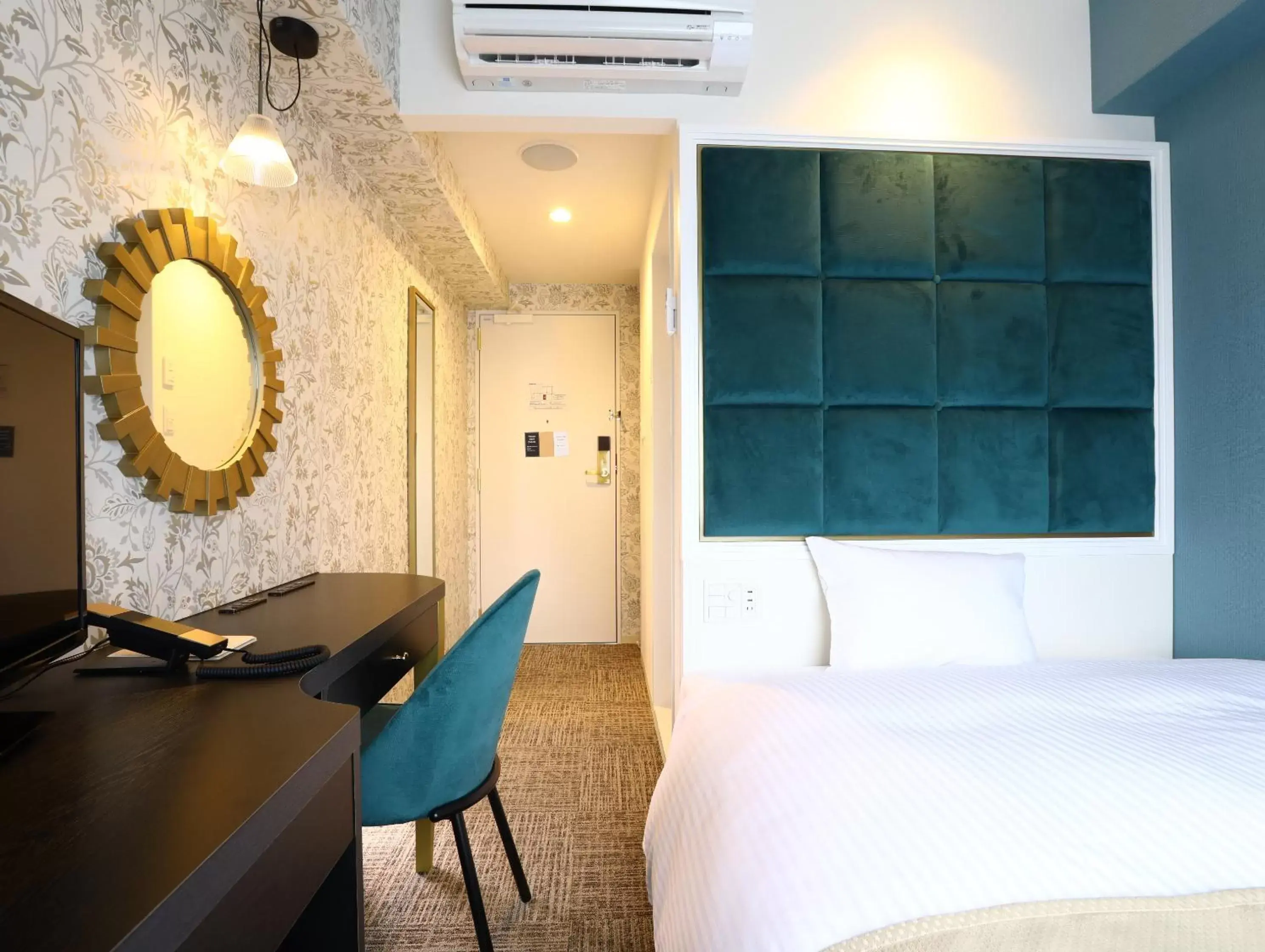 Small Double Room - single occupancy - Smoking in Hotel Wing International Select Osaka Umeda Small Double Room - single occupancy - Smoking in Hotel Wing International Select Osaka Umeda