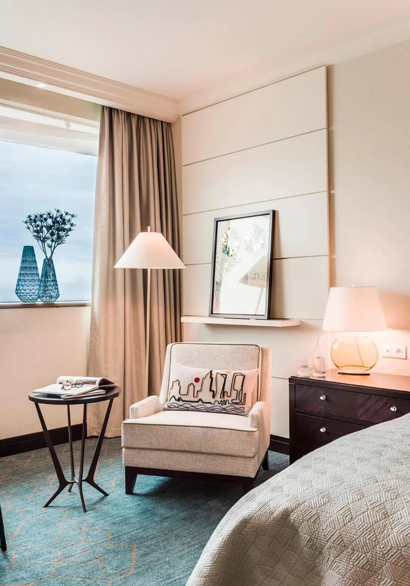 Seating area, Bed in InterContinental Warszawa by IHG Seating area, Bed in InterContinental Warszawa by IHG