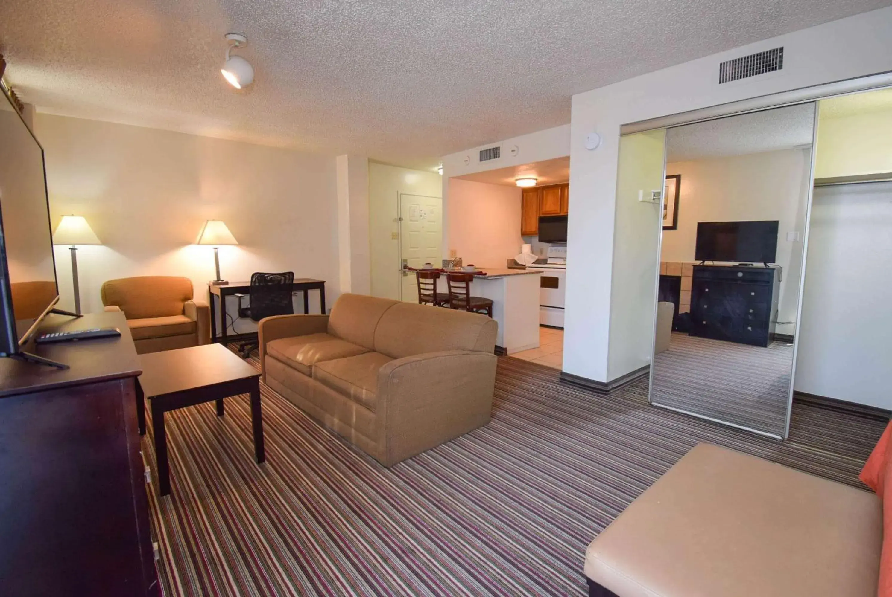 Photo of the whole room, Seating Area in Hawthorn Suites by Wyndham Richardson