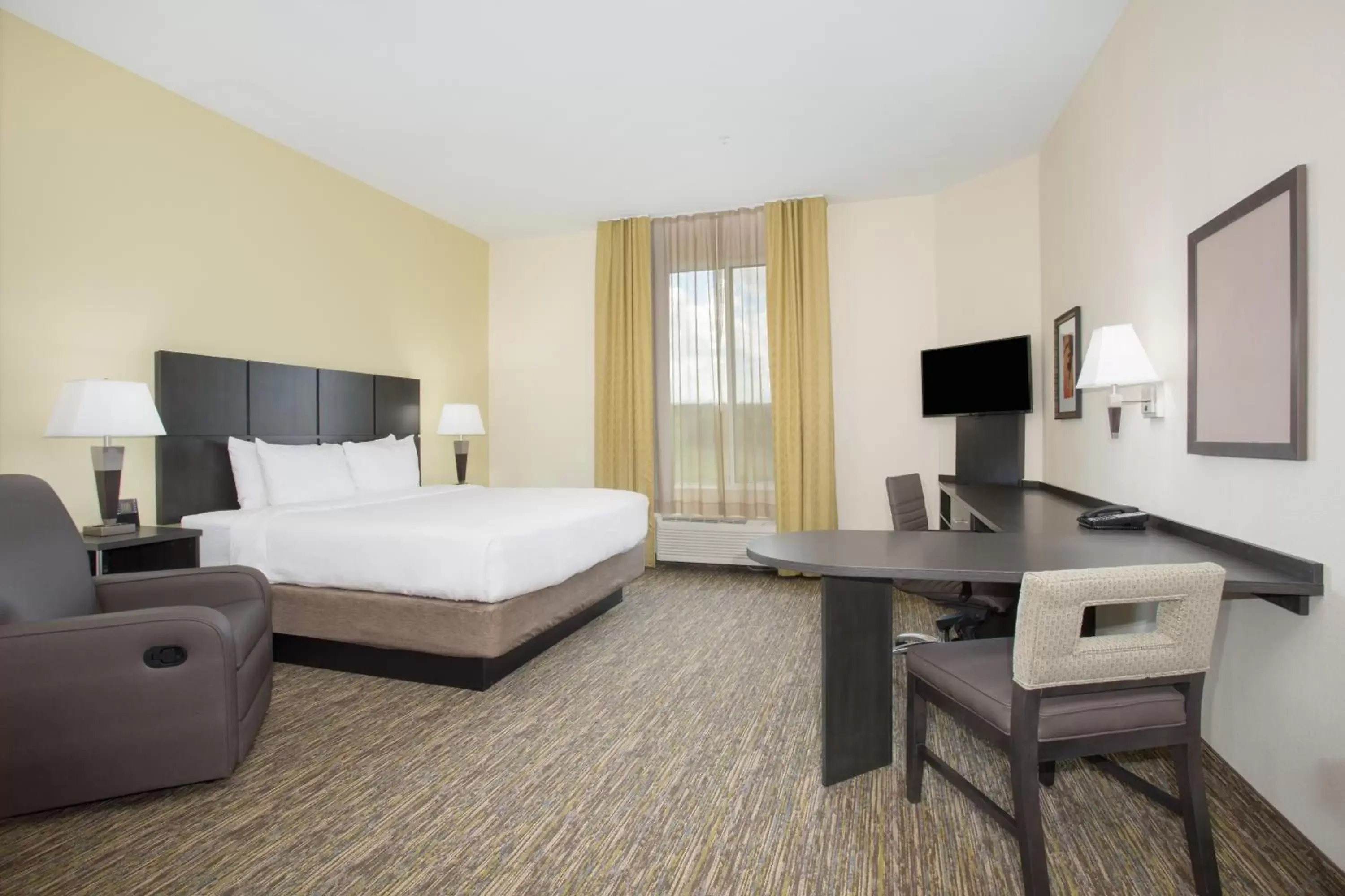 Bedroom, TV/Entertainment Center in Candlewood Suites Dickinson, an IHG Hotel