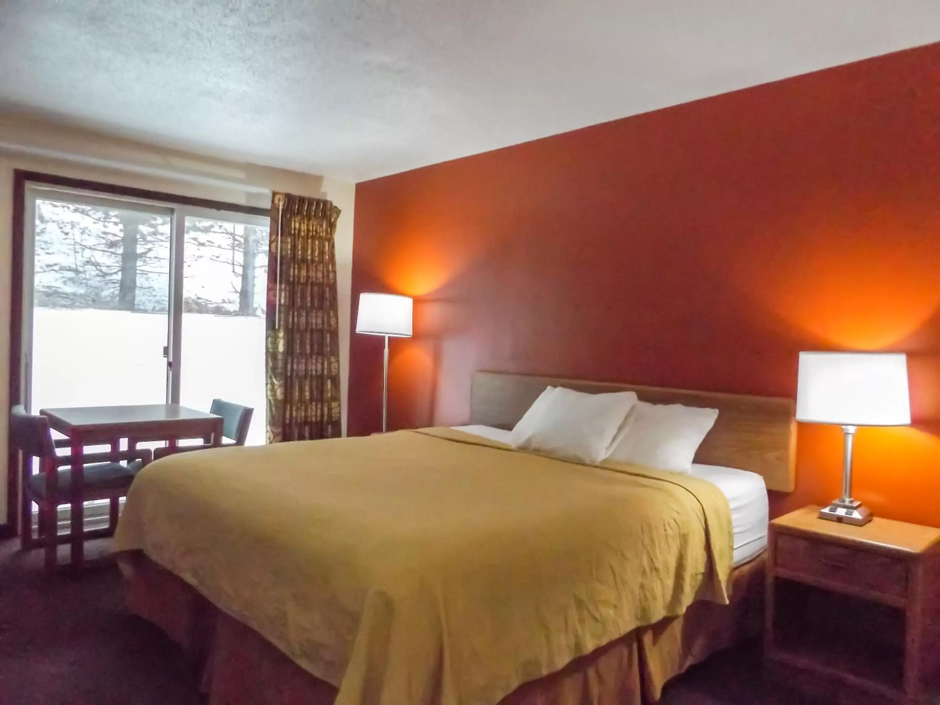 Bedroom, Bed in Manistee Hotel