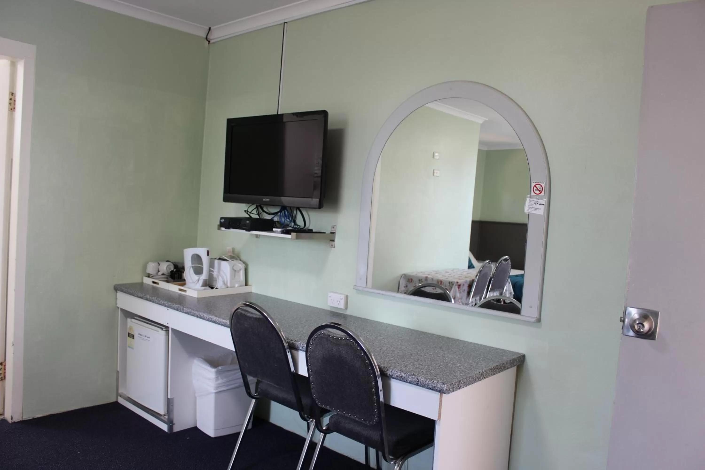 TV and multimedia in High Mountains Motor Inn